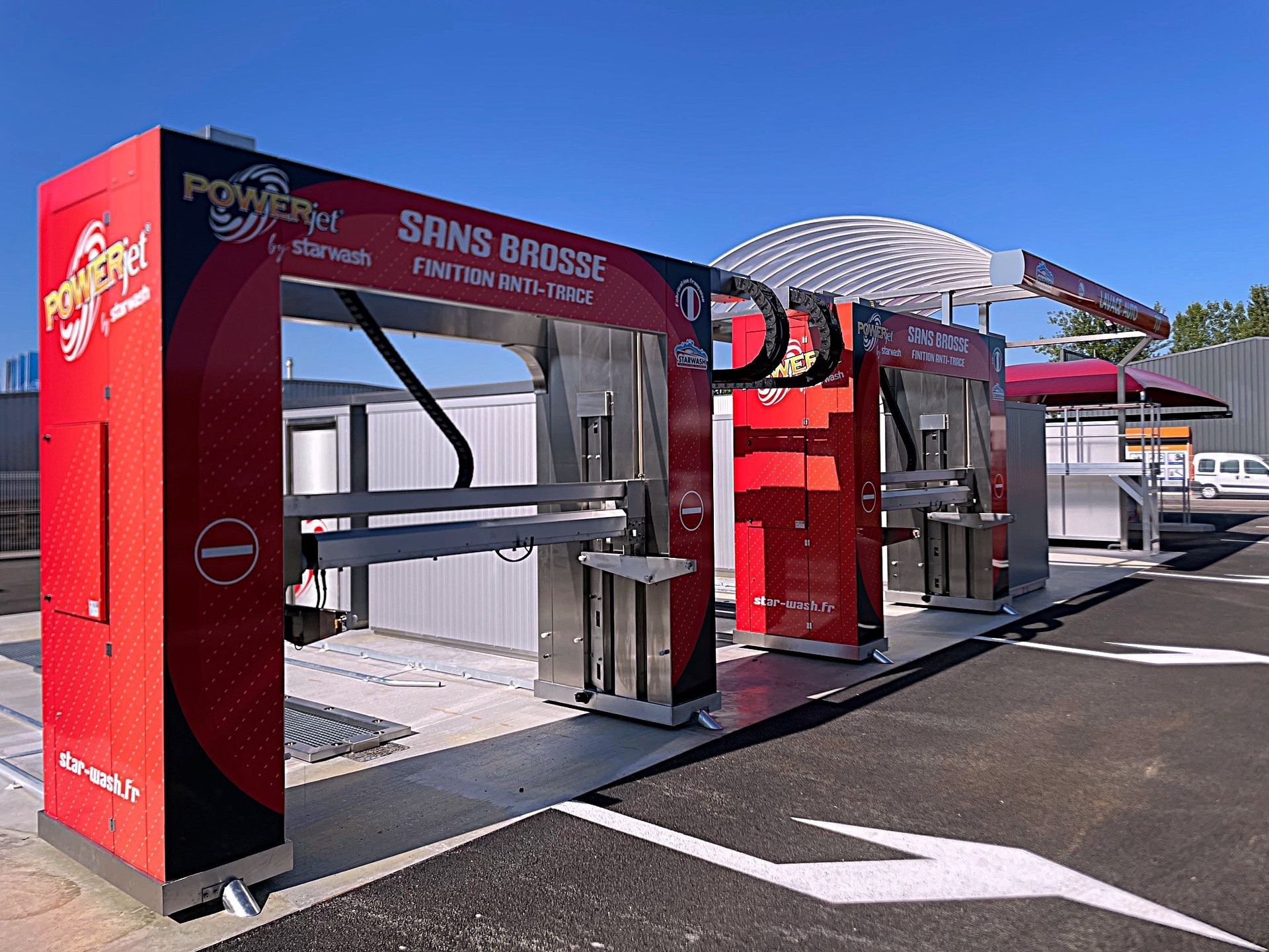 Portiques rouges sans contact.