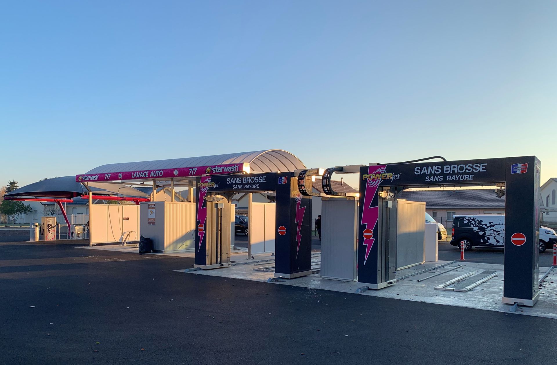 Station service à la tombée de la nuit.