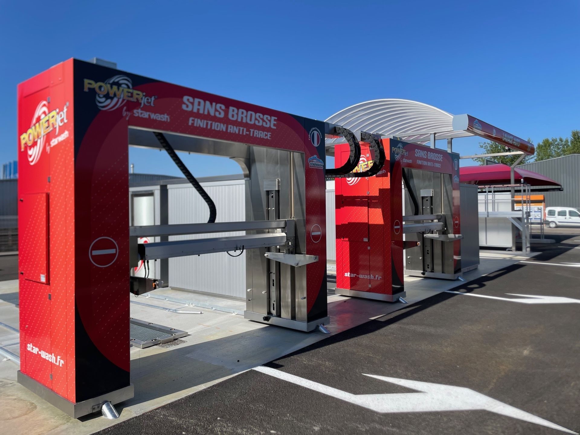 Portique Powerjet avec voiture à l'intérieur.