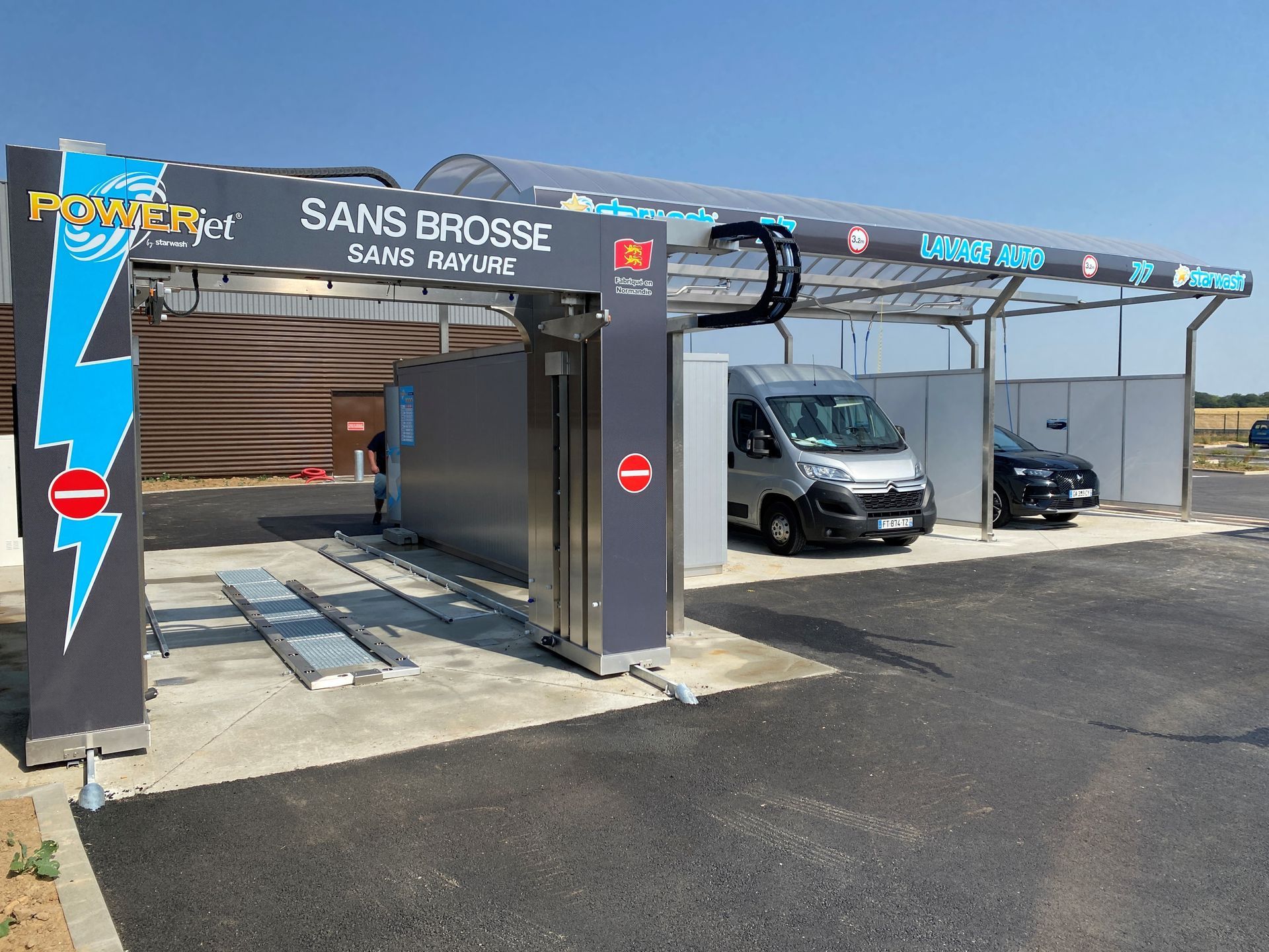Station de lavage personnalisée de couleur bleue.
