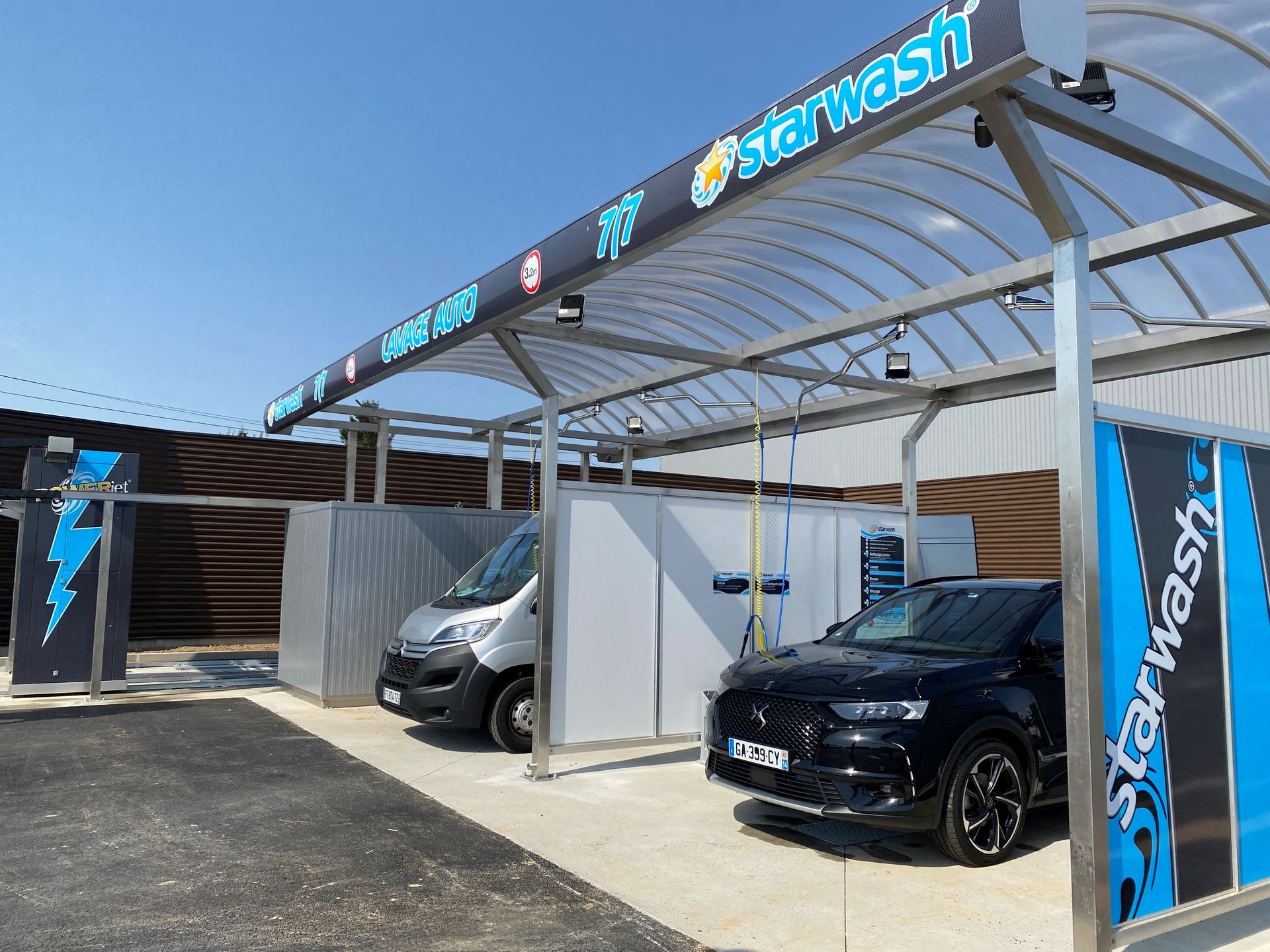 Station service de couleur bleue.