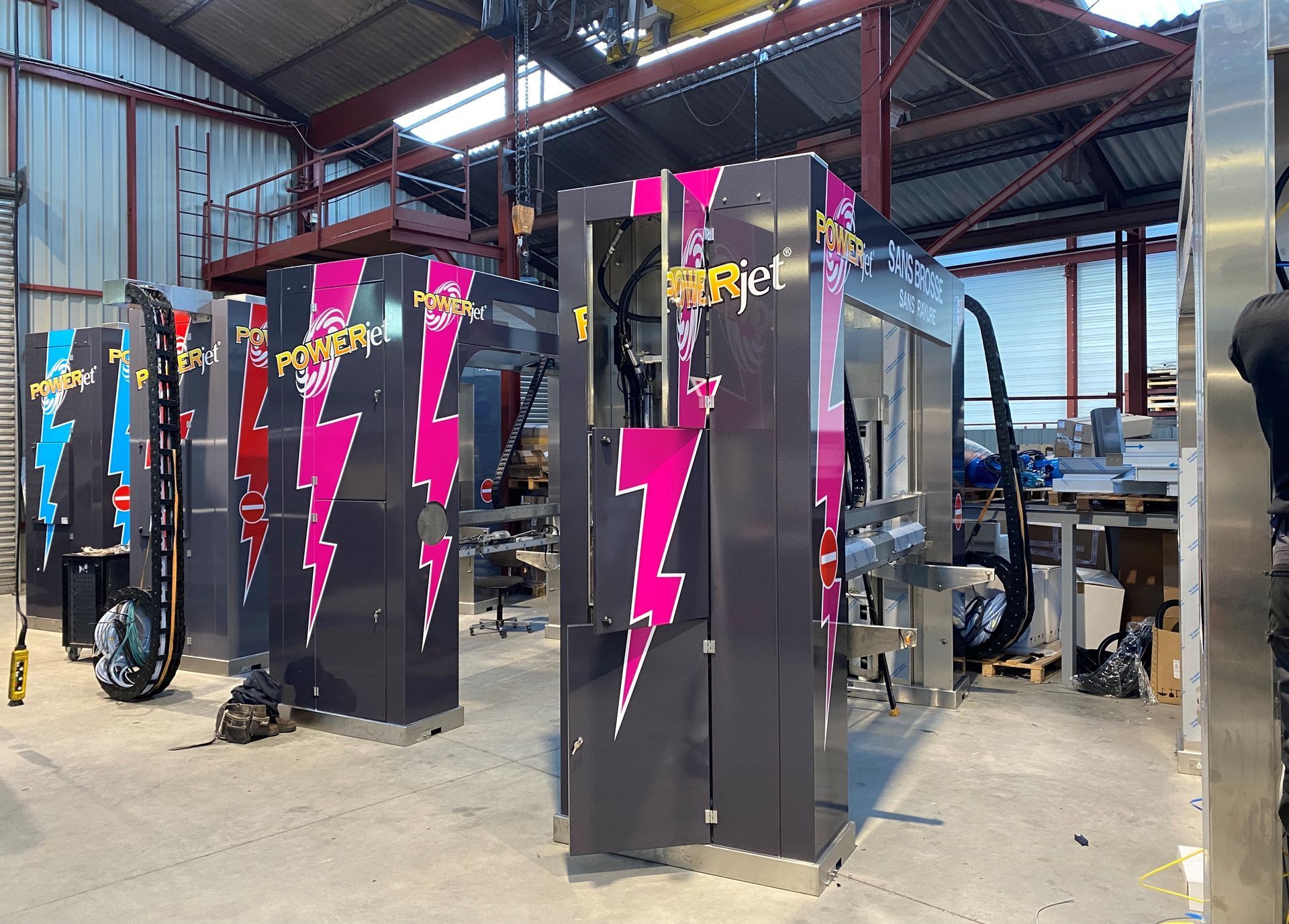 Portiques de lavage de plusieurs couleurs.