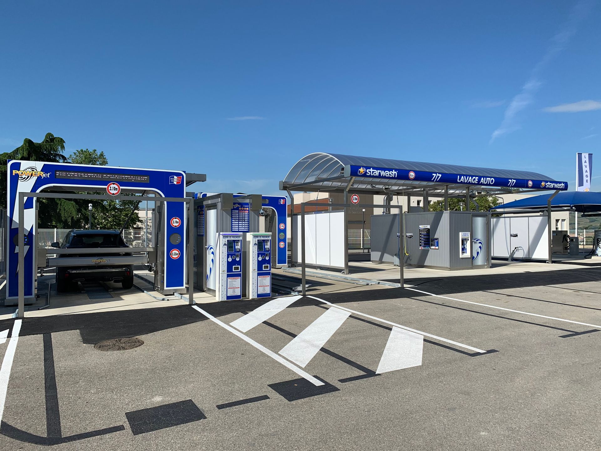 Station de lavage auto bleue et blanche.