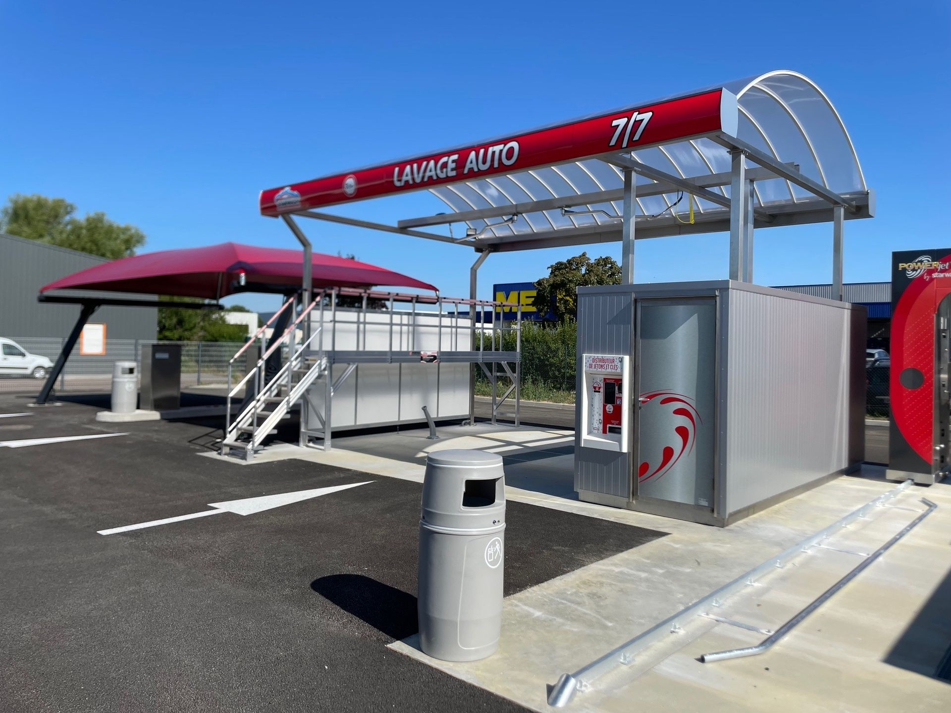 Passerelle dans station de lavage auto.