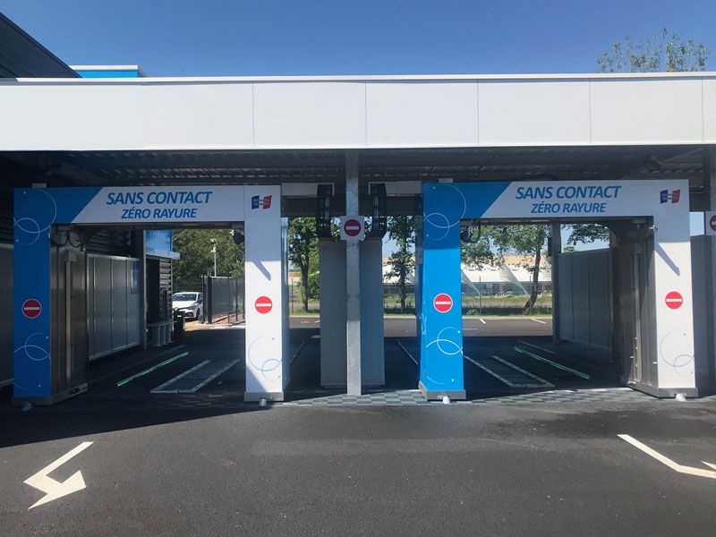 Station de lavage sous toit plat.