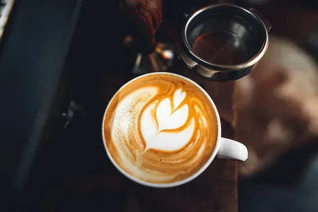 Se vierte una taza de capuchino en una taza sobre una mesa.