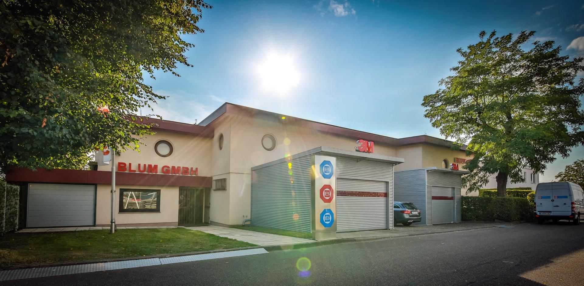 GUNTHER BLUM GmbH – Kartons auf einem Rollband