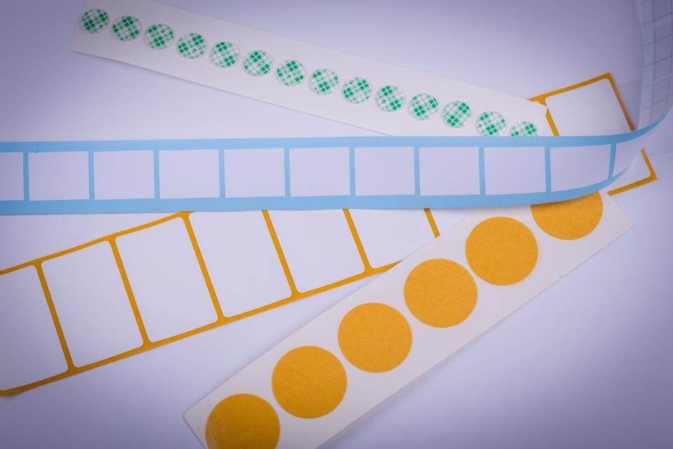 GUNTHER BLUM GmbH – ein Mann verklebt einen Karton