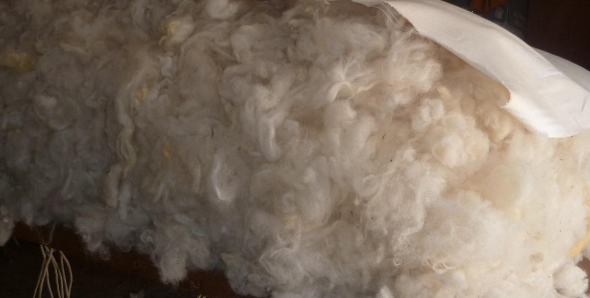 La laine est répartie en plusieurs couches de façon régulière.
