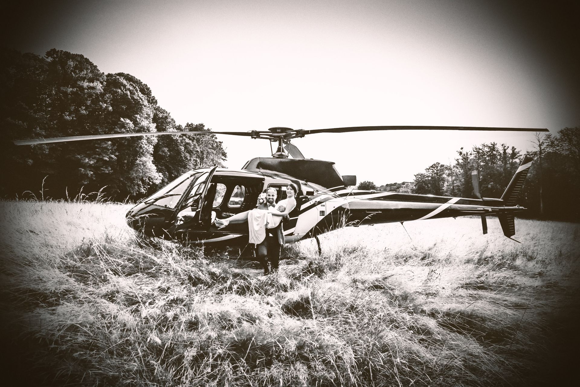 Mariés et un hélicoptère