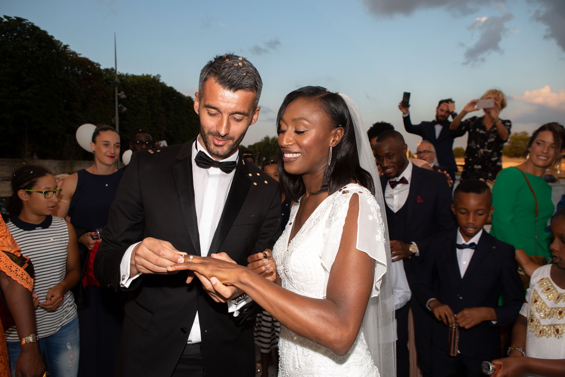 Mariés qui se passent les alliances