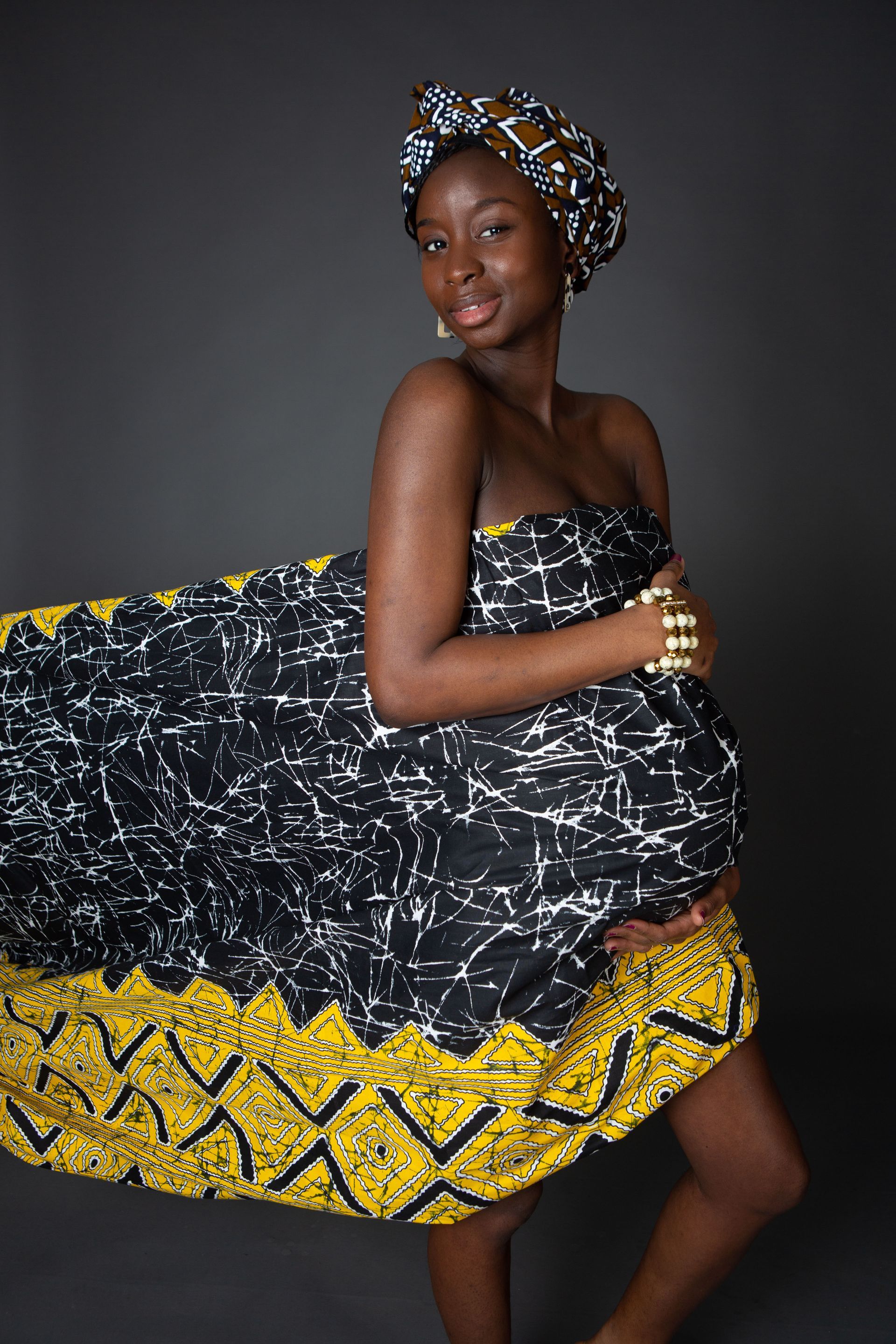 Femme enceinte avec turban sur la tête