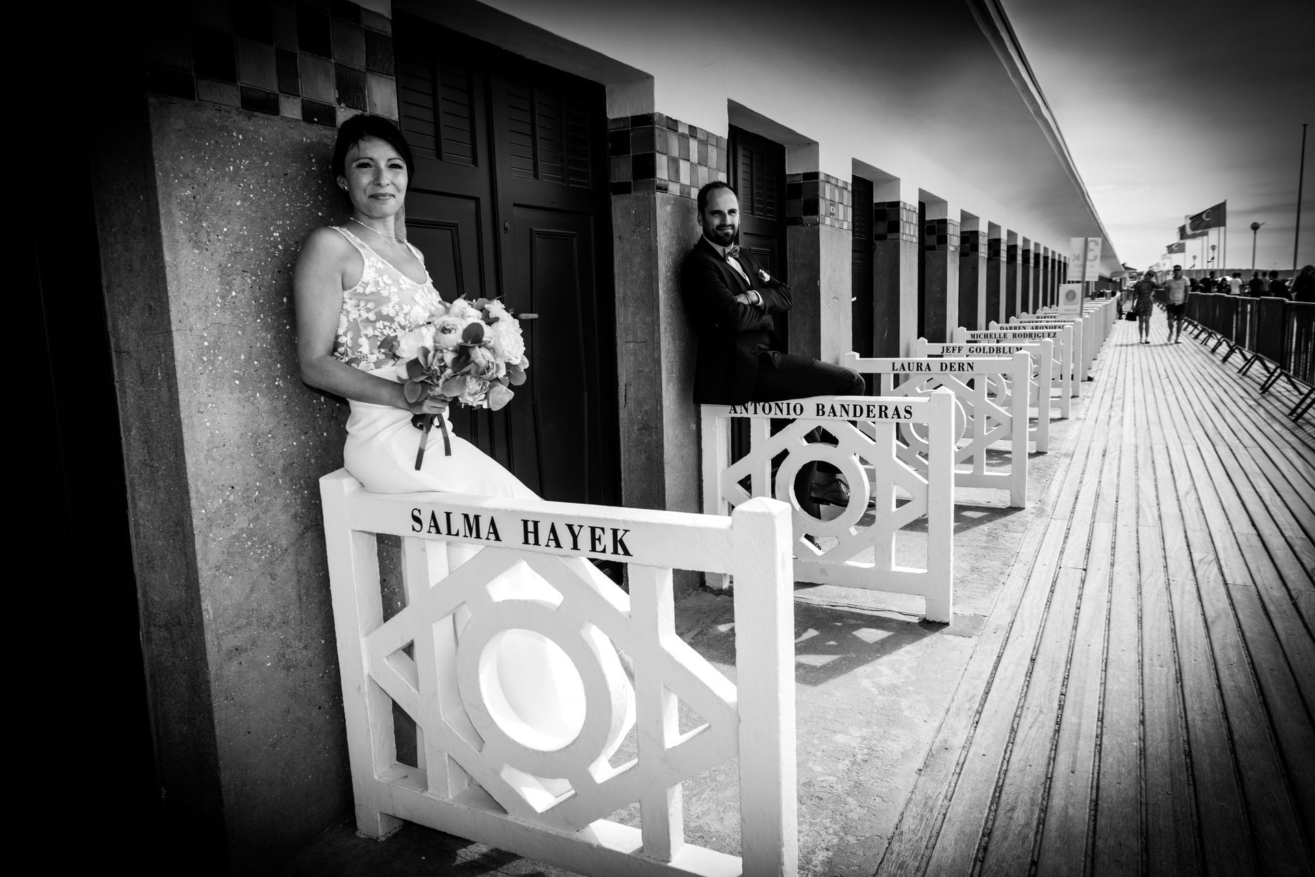 Mariés qui posent devant des barrières