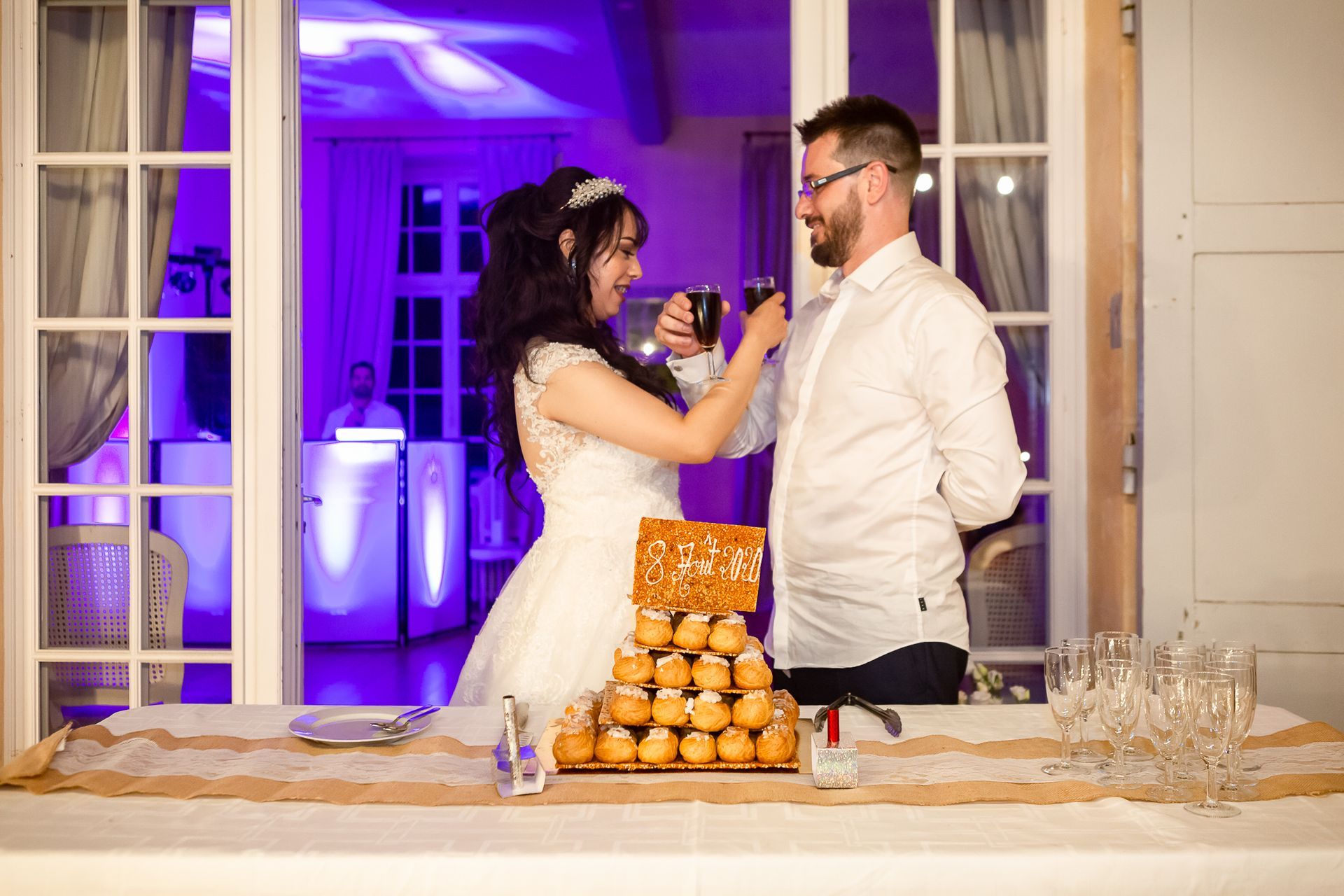 Mariés derrière la pièce montée