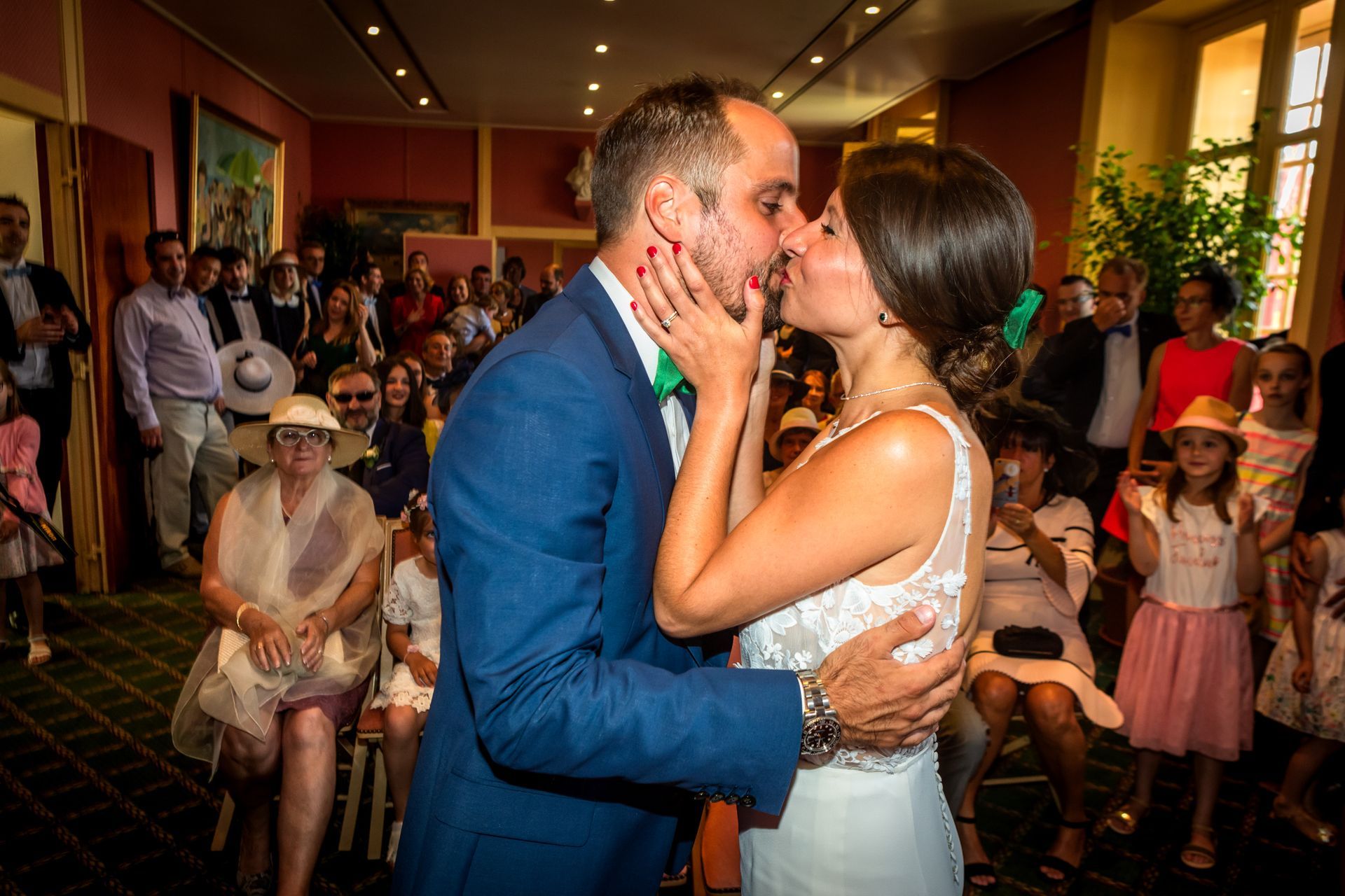 Mariés qui s'embrassent