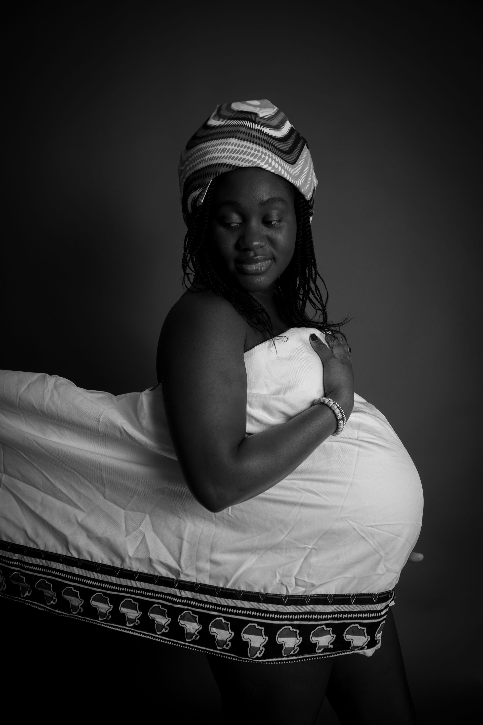 Photo de femme enceinte en noir et blanc