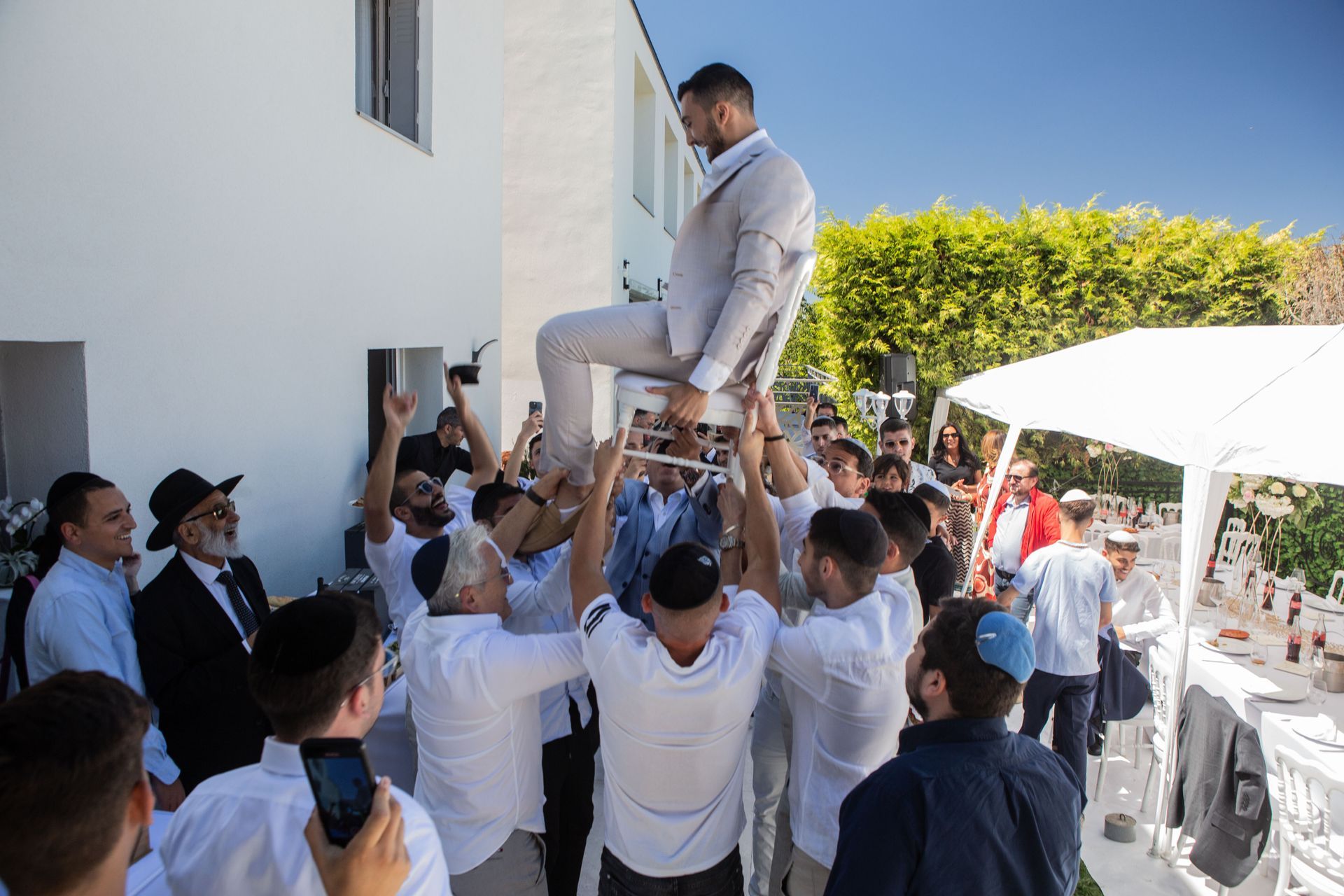 Marié soulevé par ses invités