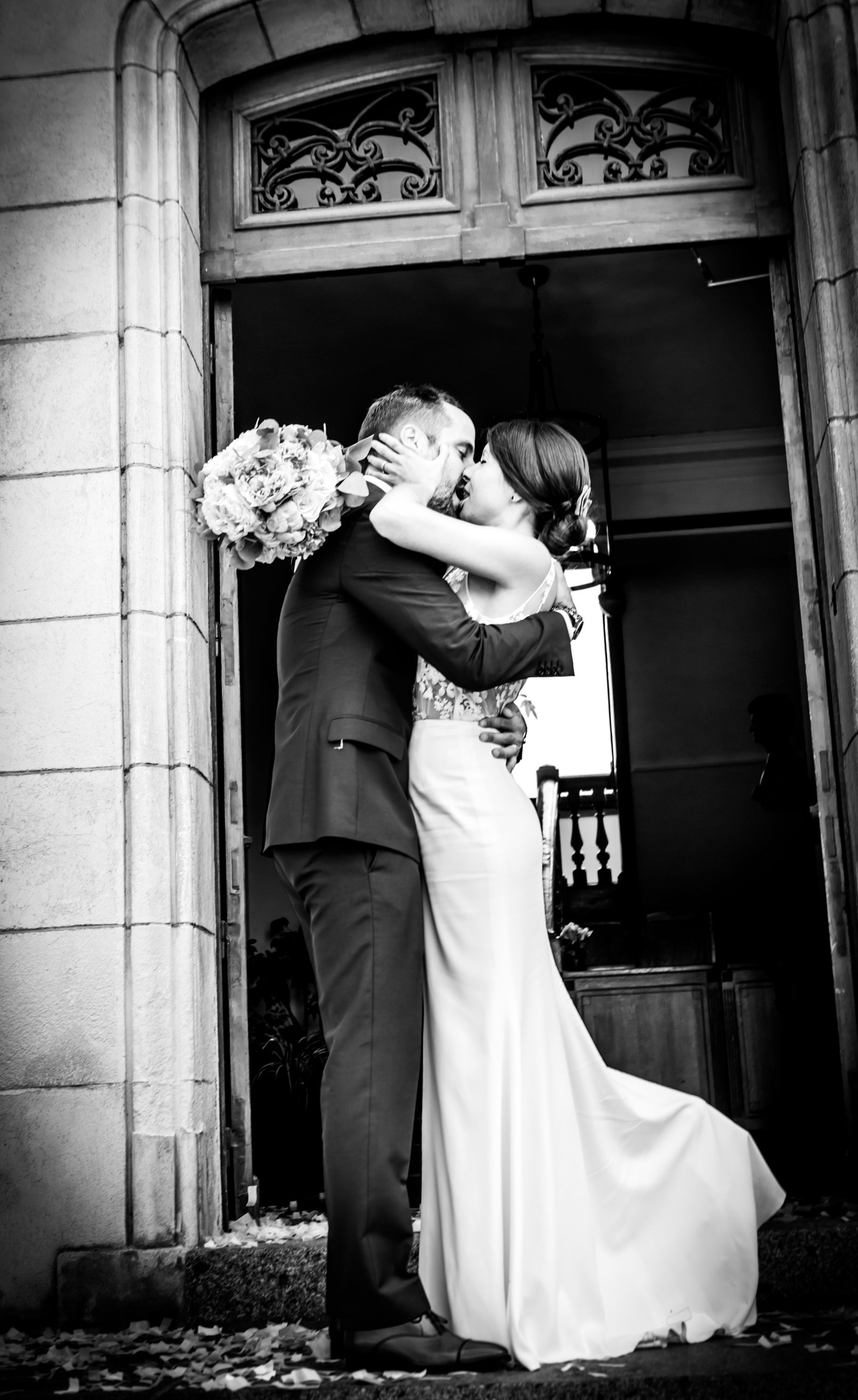 Mariés qui s'embrassent devant la mairie