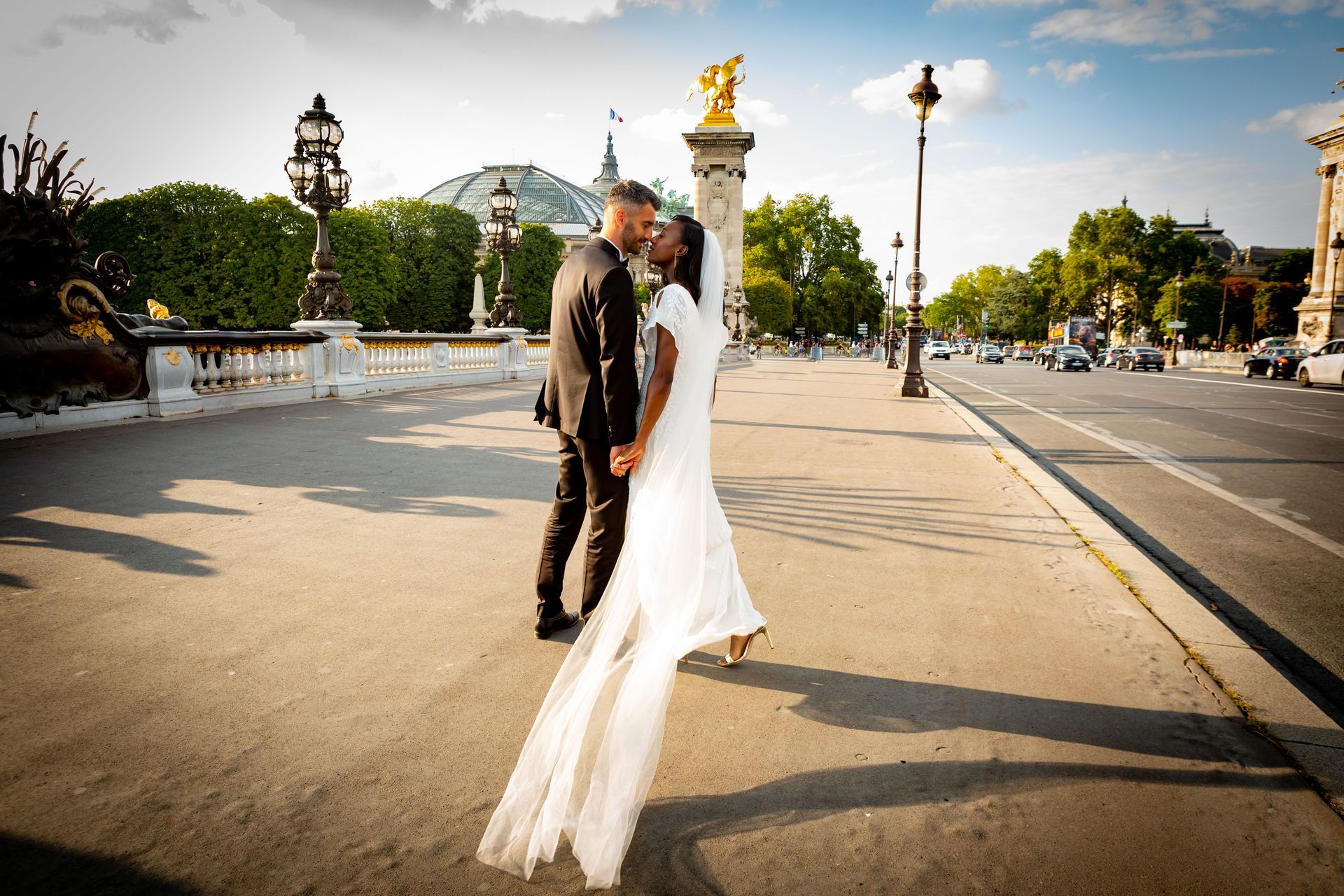 Mariés qui s'embrassent sur un pont