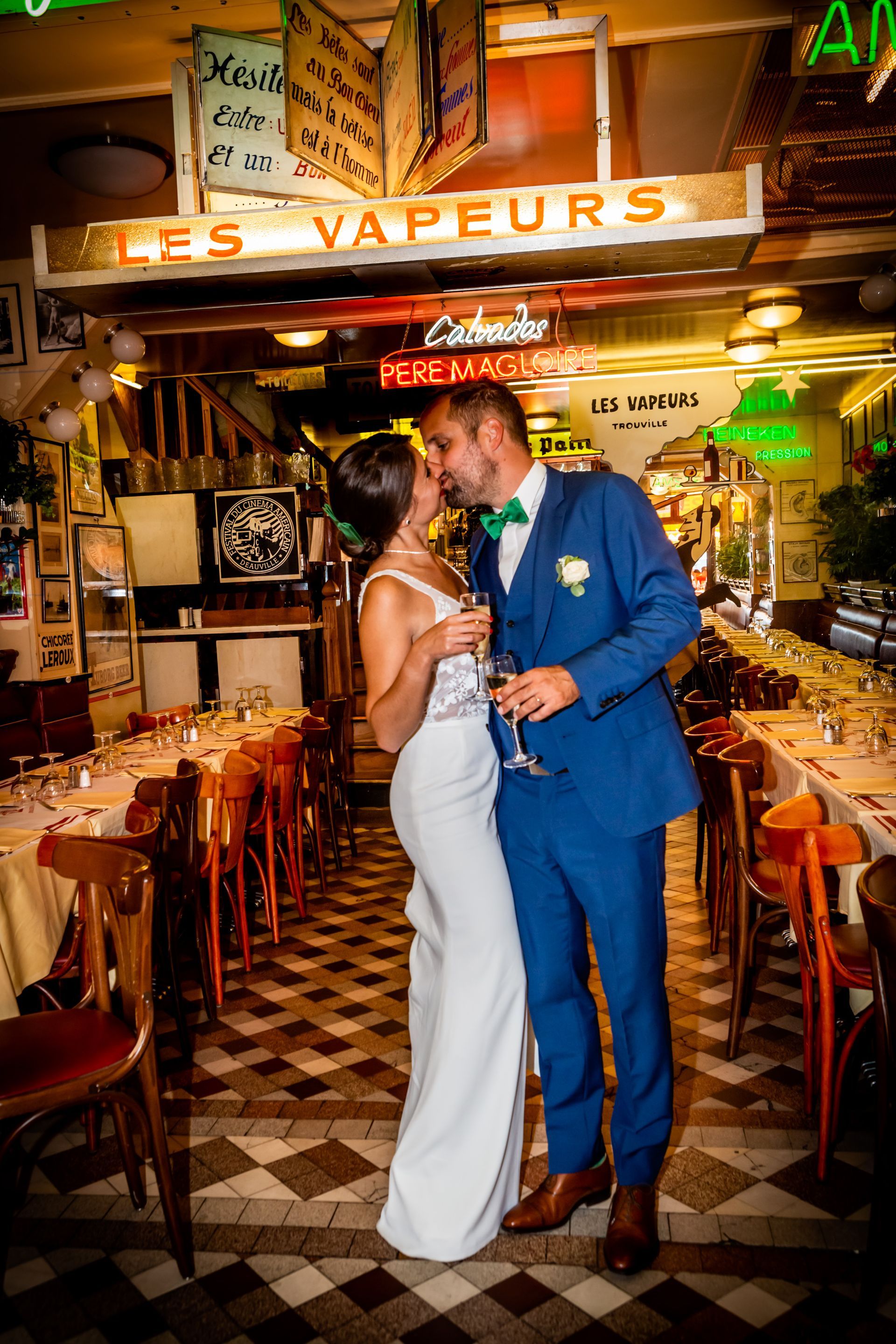 Mariés qui s'embrassent dans un restaurant