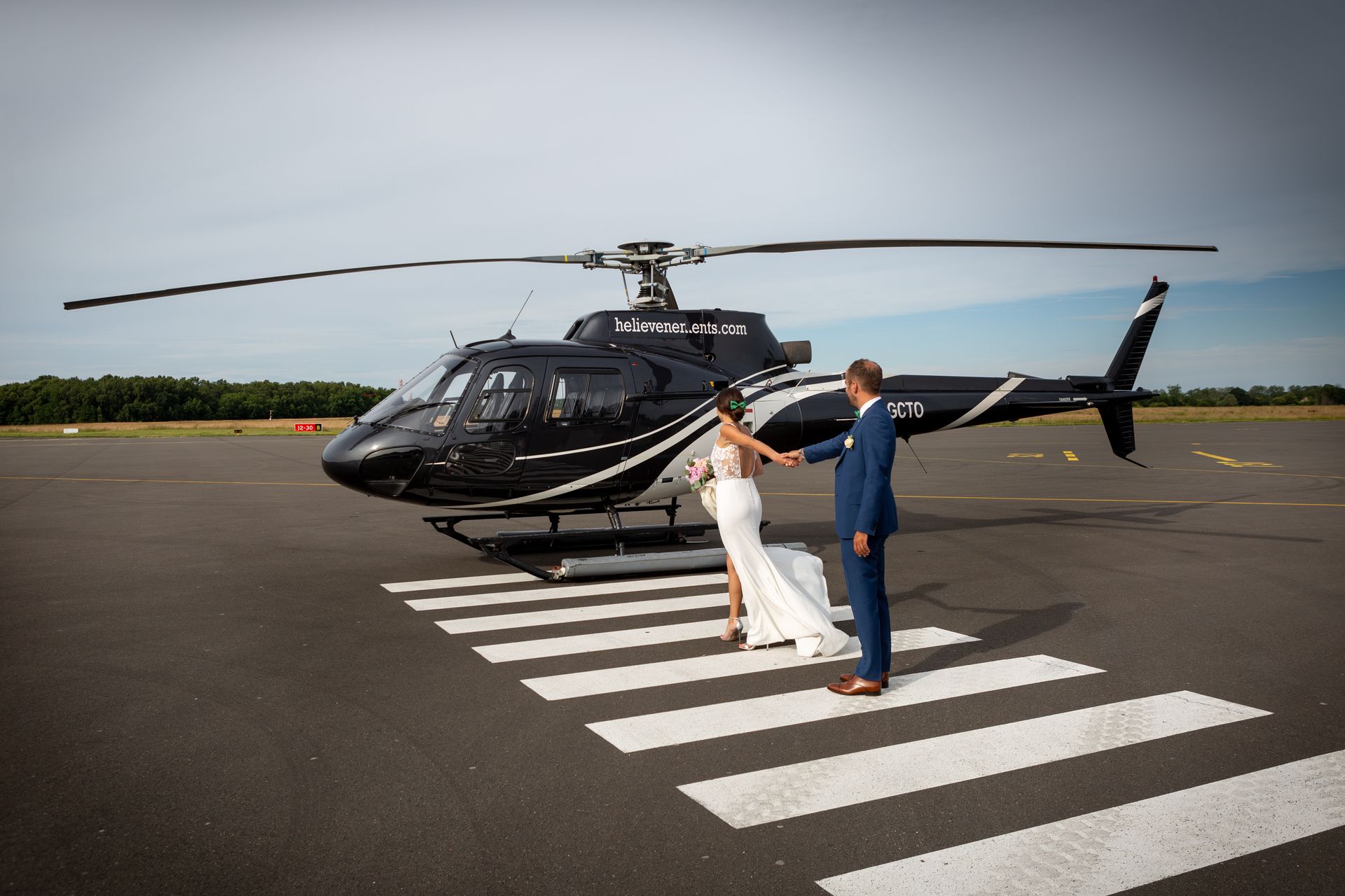Mariés qui montent dans un hélicoptère