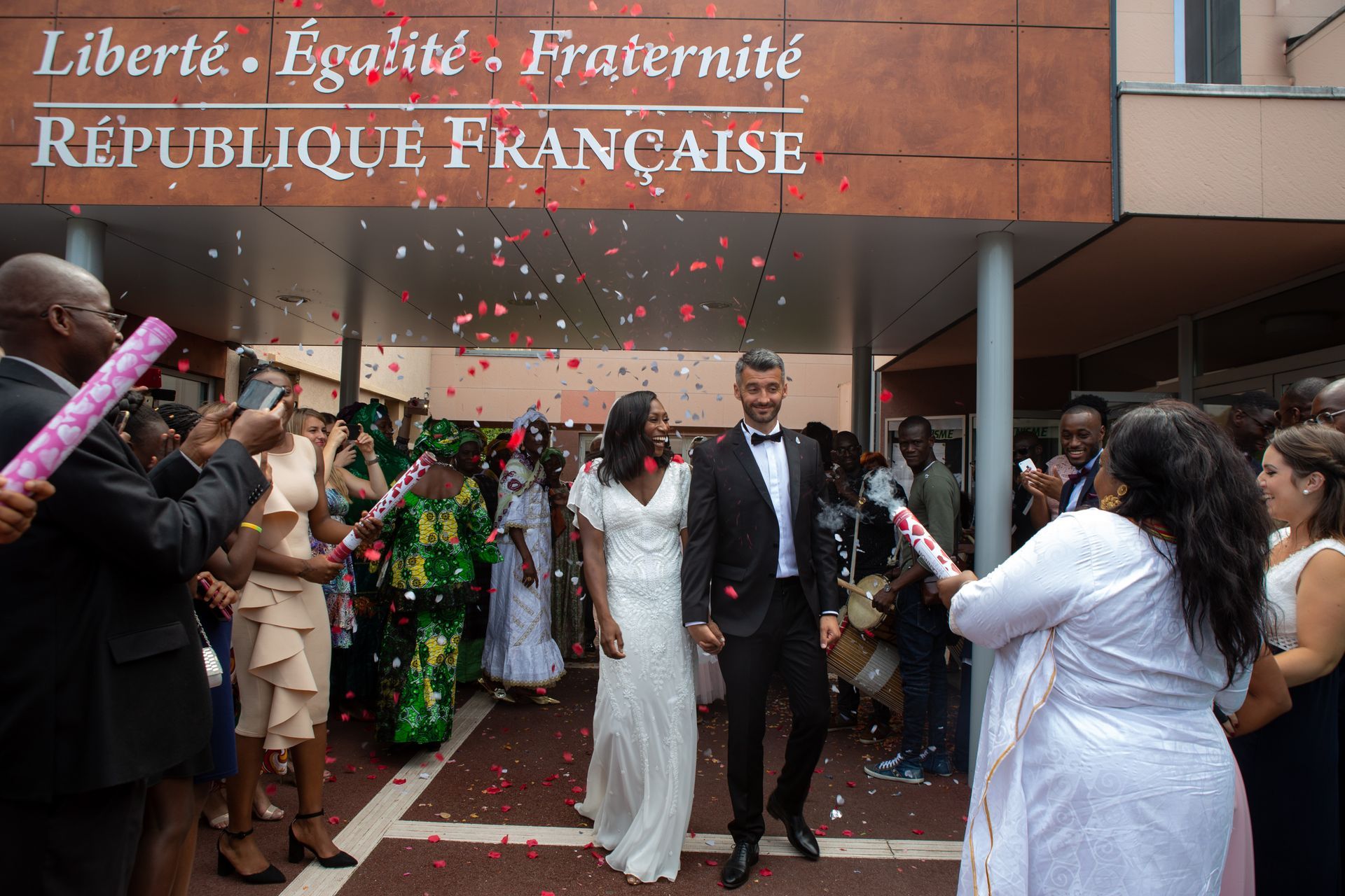 Mariés devant la mairie