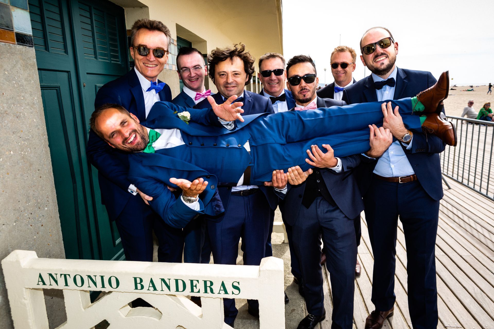 Invités qui portent le marié