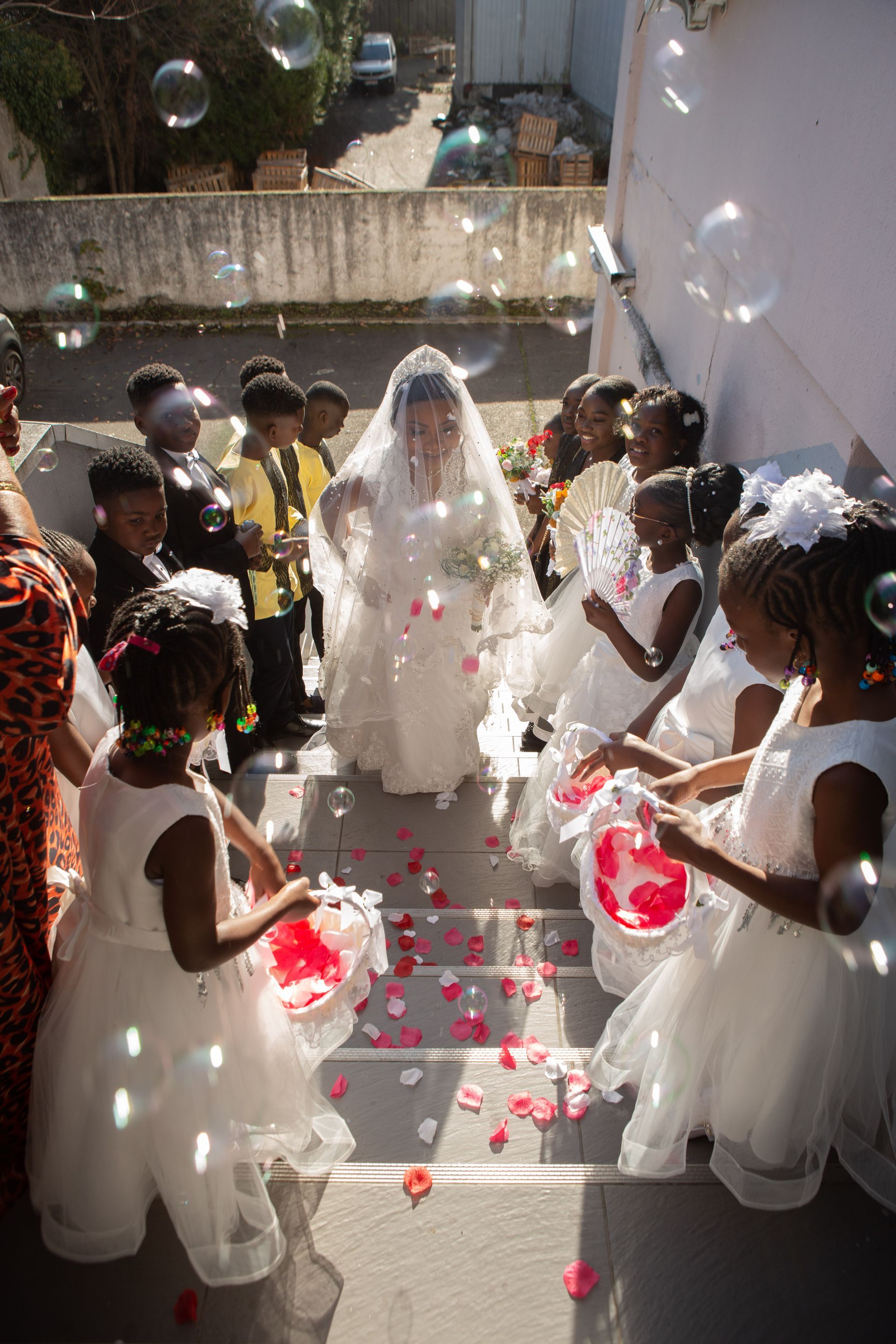 Mariée qui monte des escaliers
