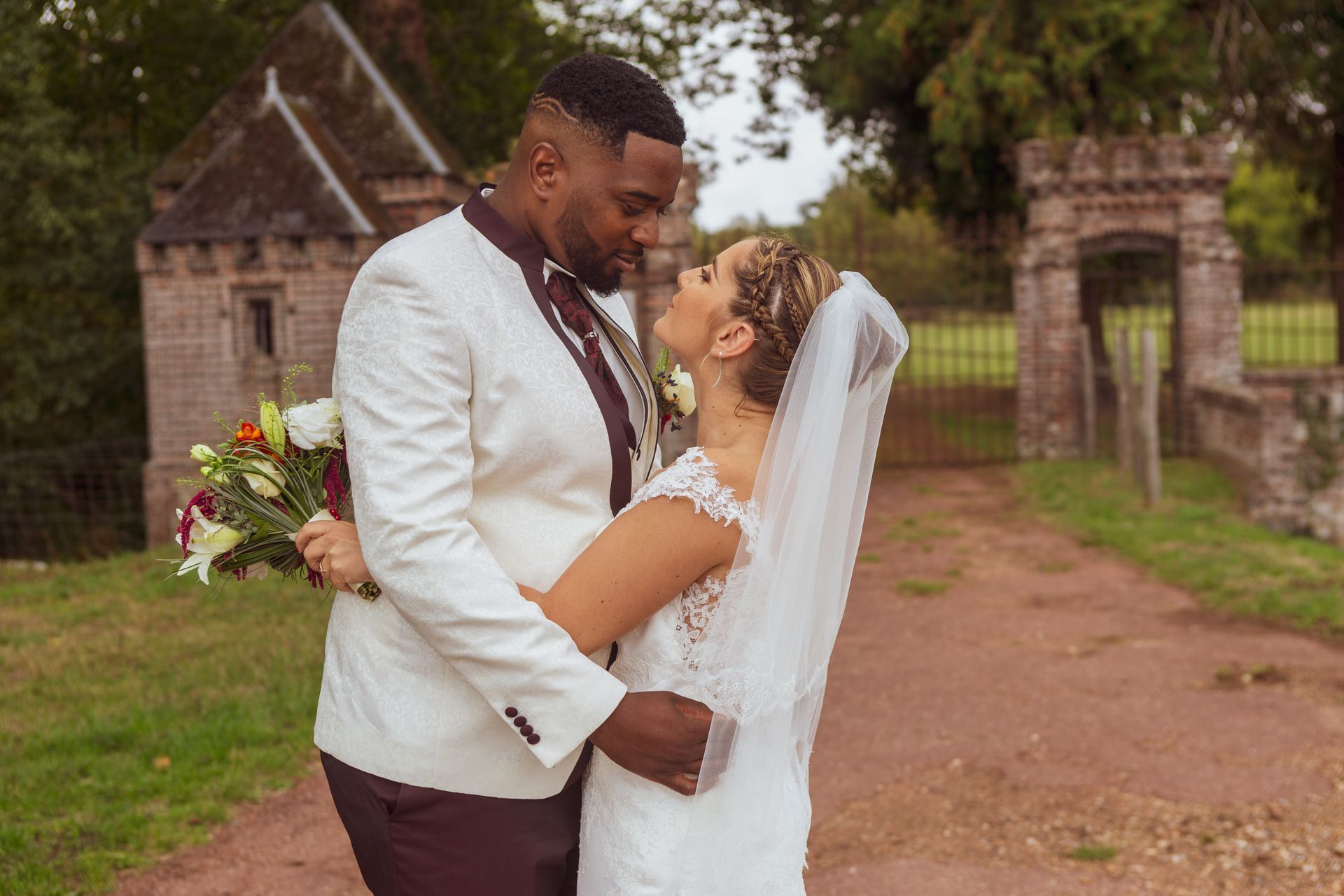 Mariés qui s'enlacent