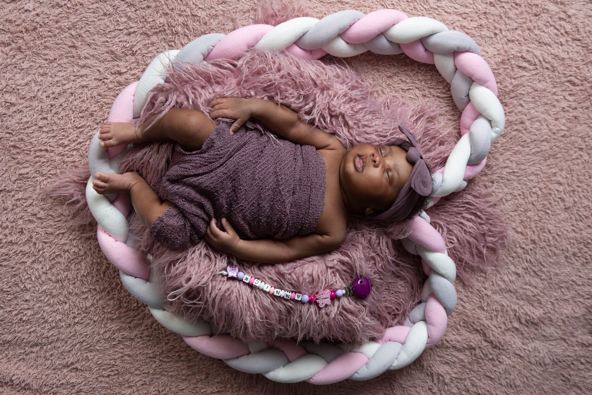 Bébé qui dort dans un cœur