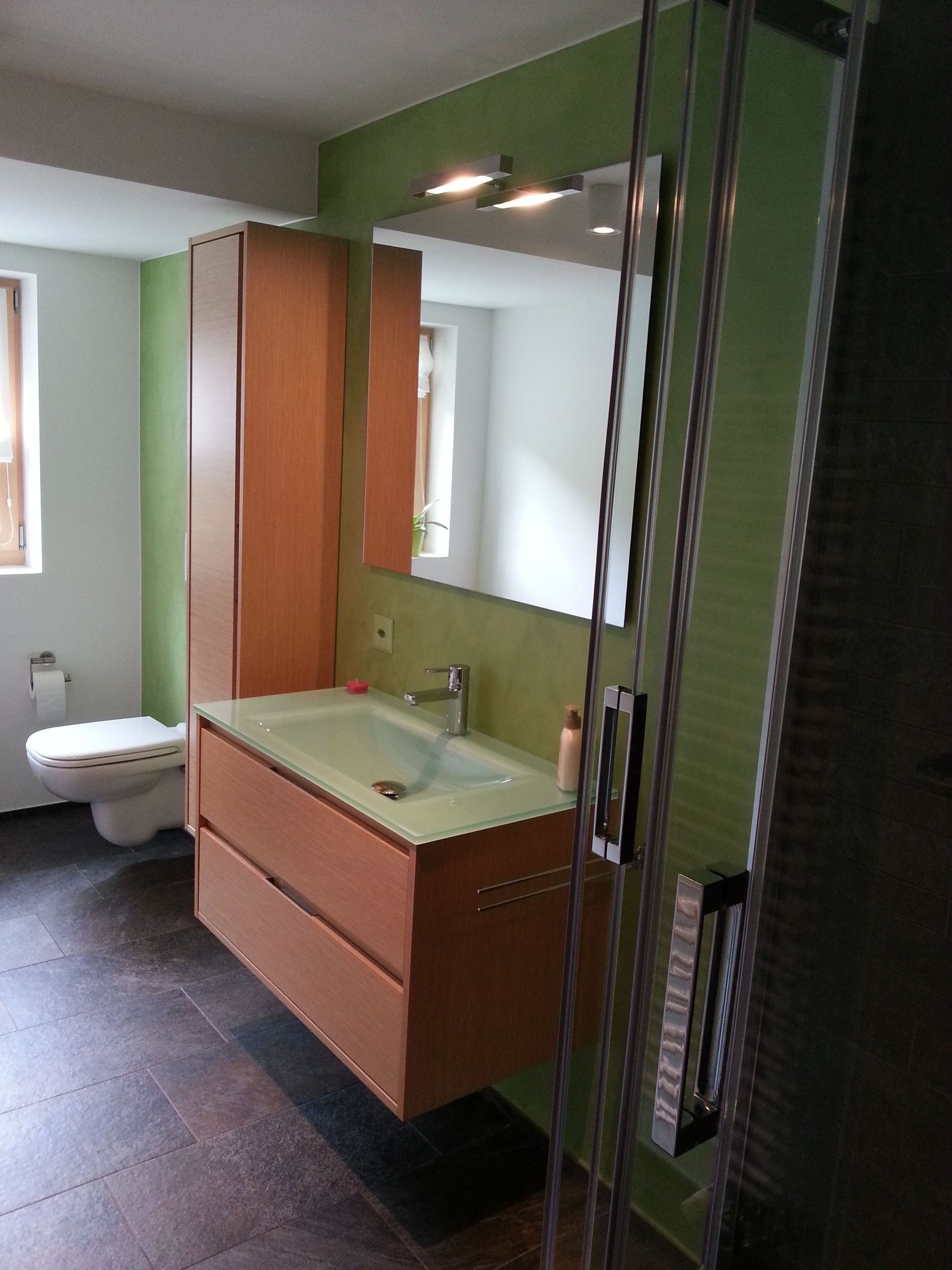 Impianti sanitari in verde e legno