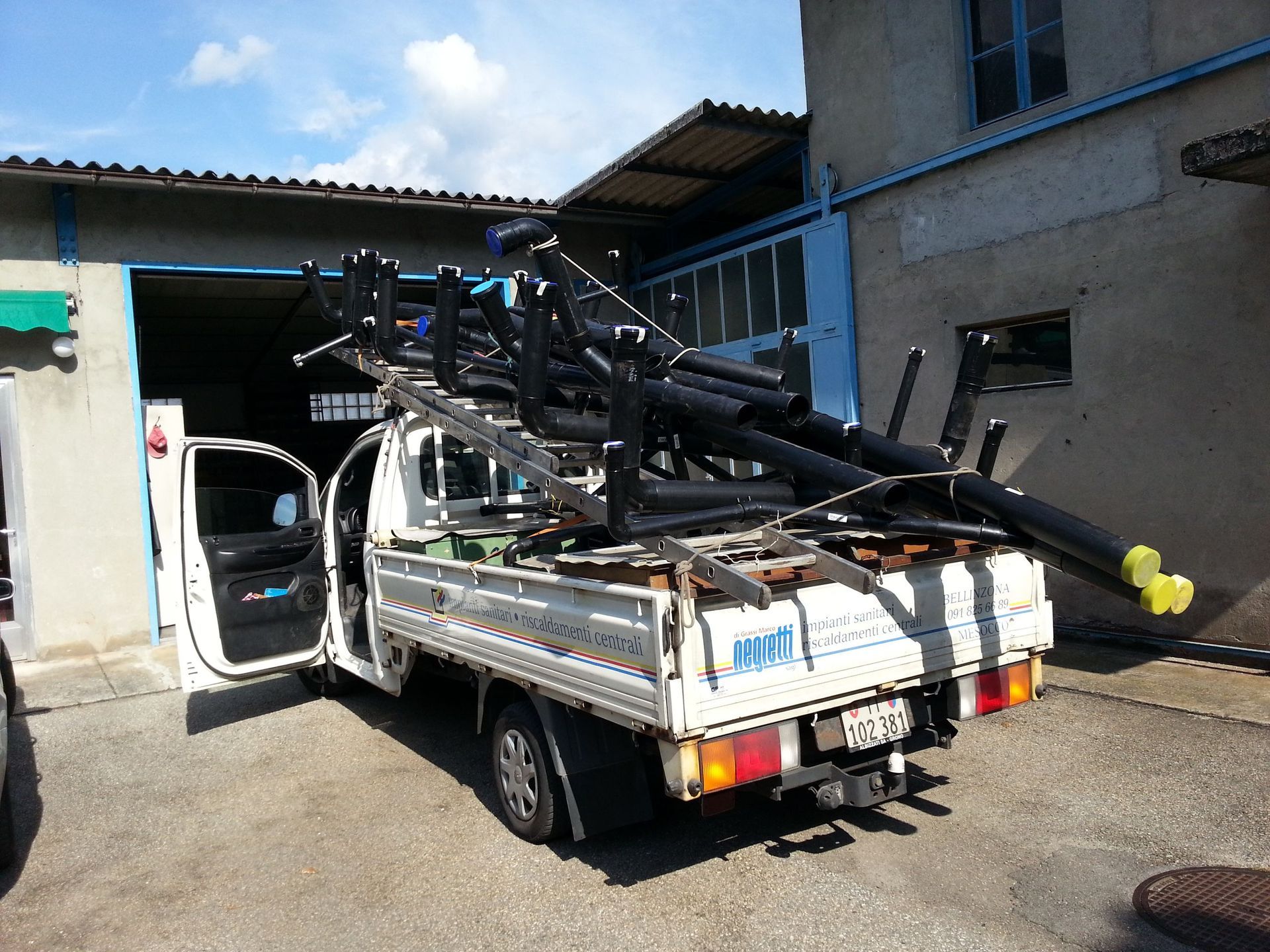 Negretti furgone trasporti con tubi