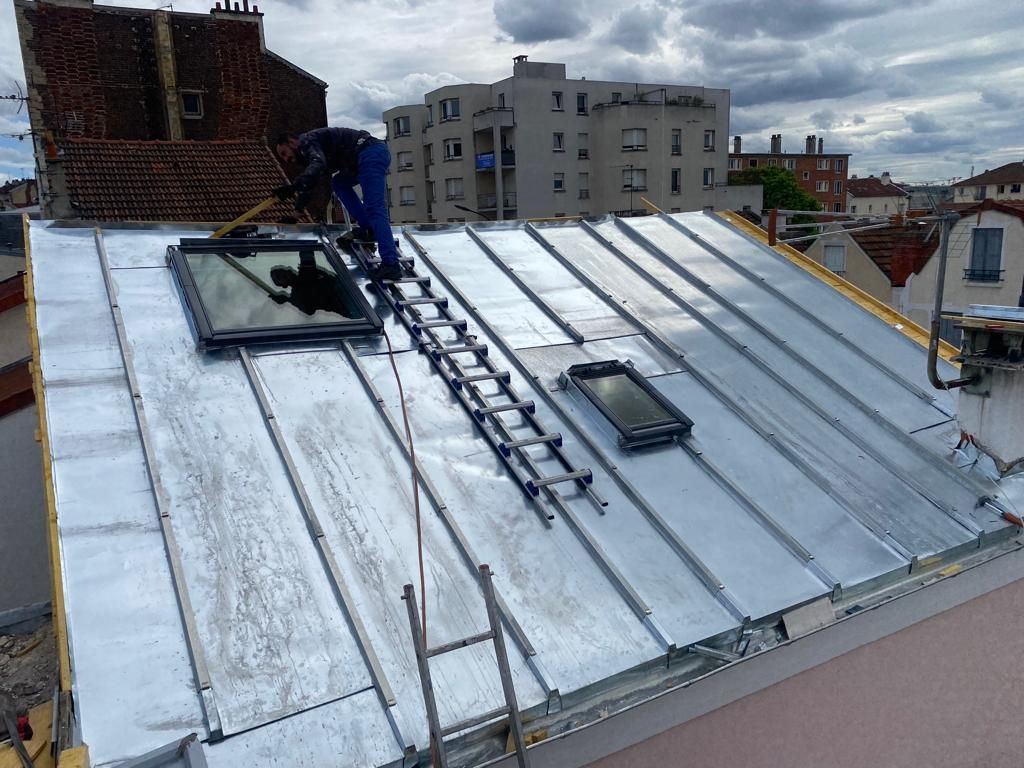 Pose de fenêtre de toit