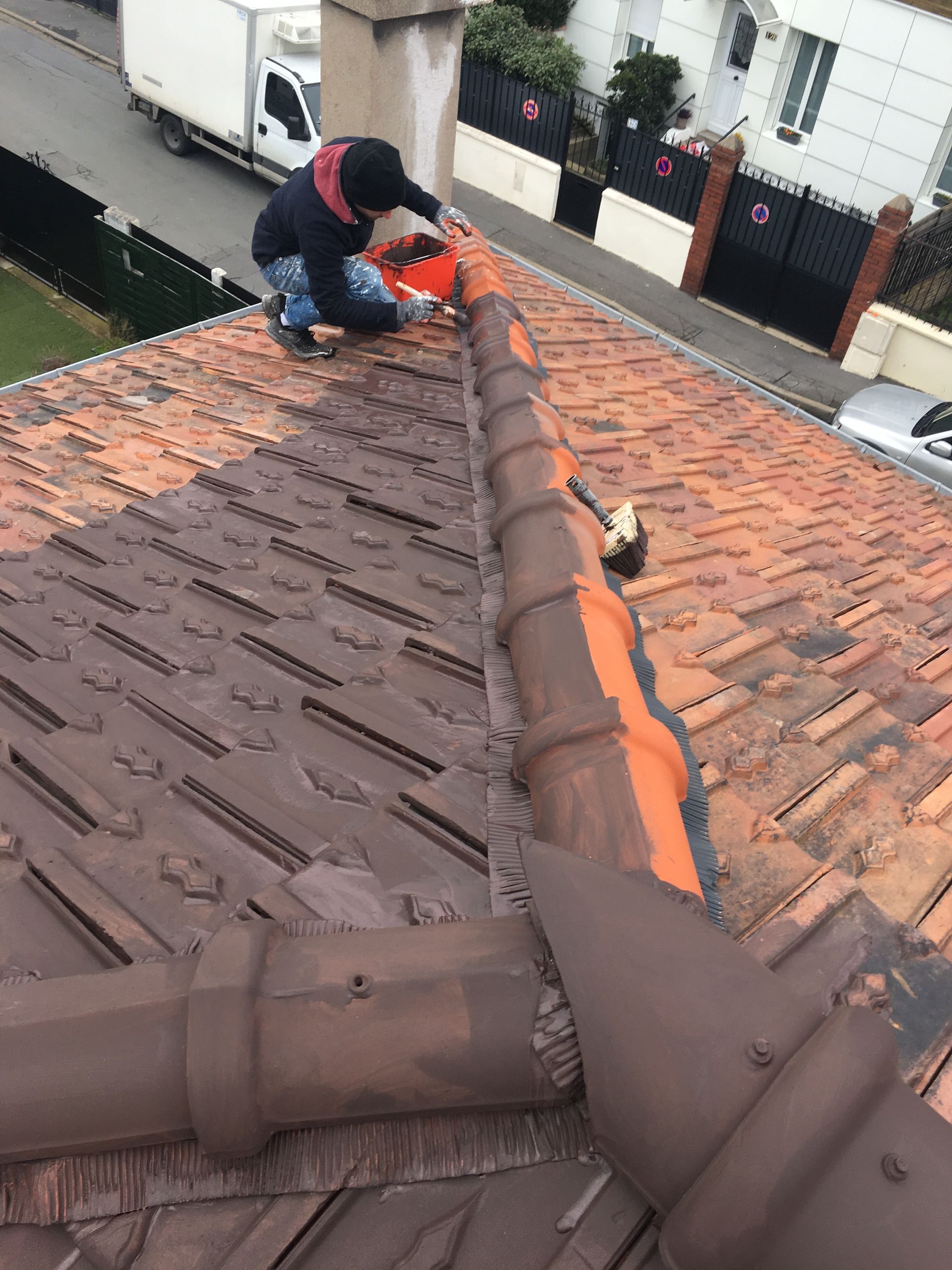 Nettoyage de toiture avec peinture sur tuile