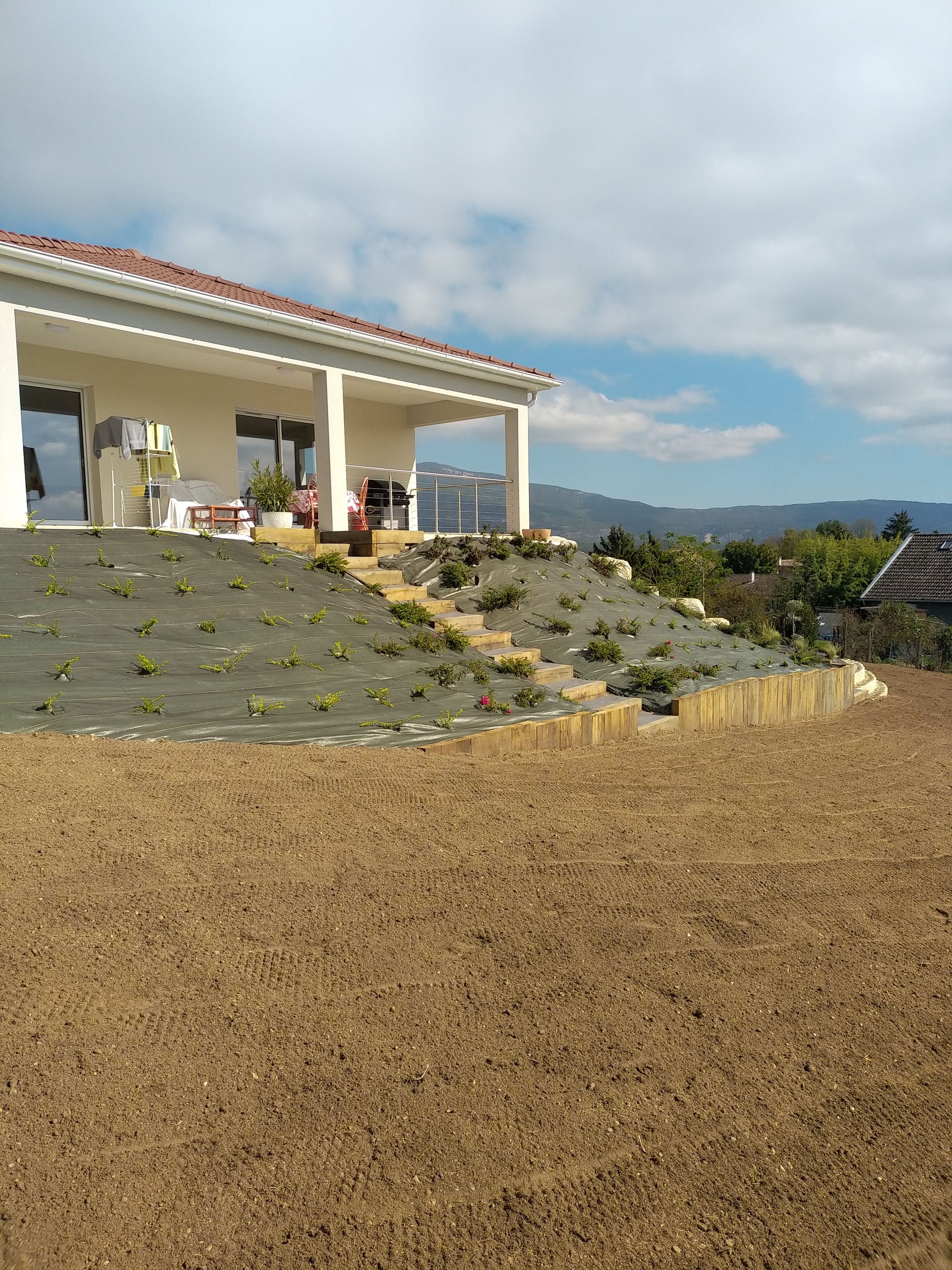 Aménagement d'un massif en bordure de maison
