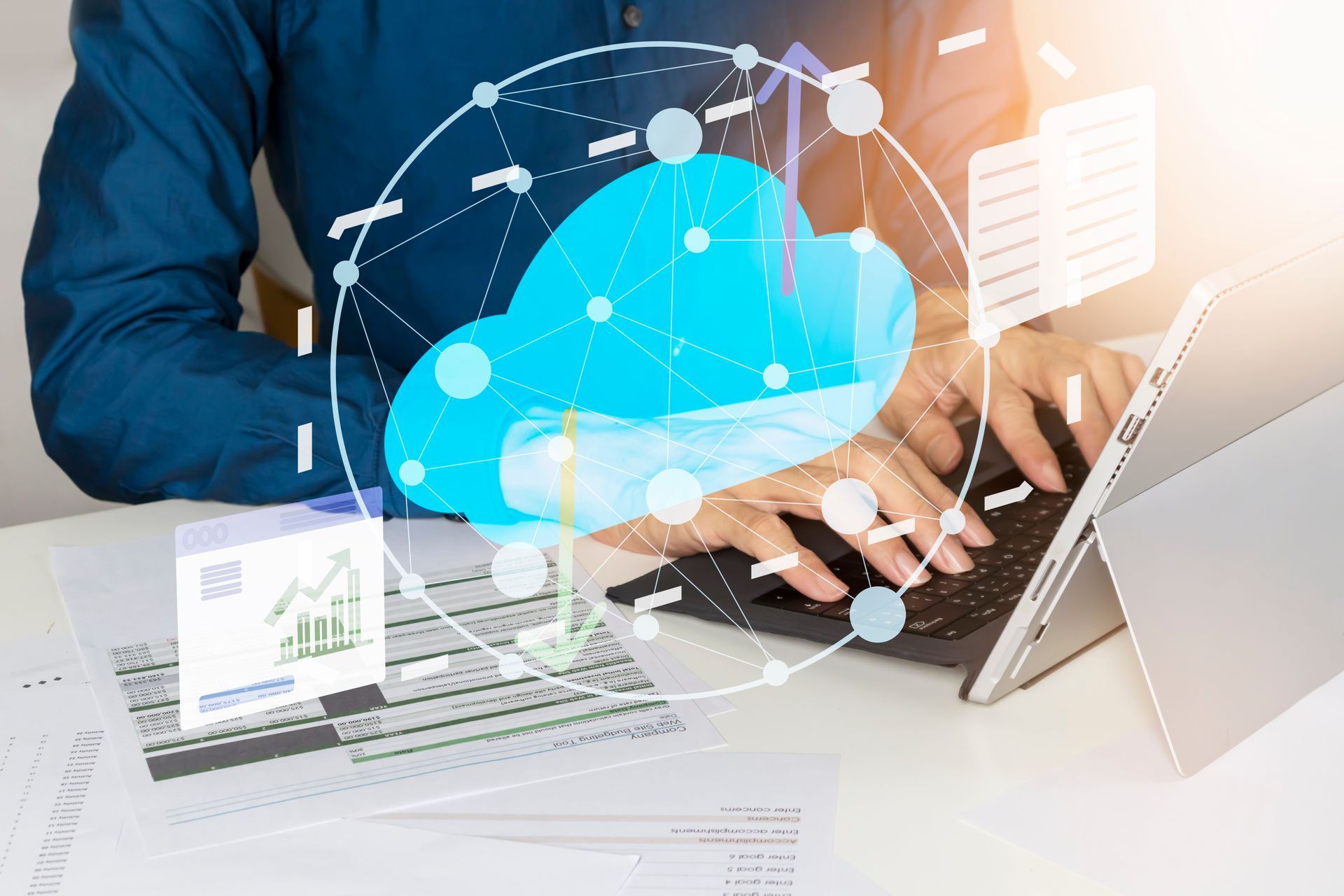 Une personne utilise un ordinateur portable sur lequel est superposée une image de nuage numérique. 