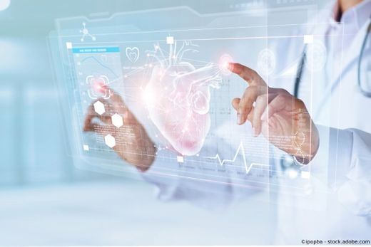 Dr. med. Roman Lebek Facharzt für Innere Medizin-Kardiologie: Hände an einem durchsichtigen Bildschirm mit Herzillustration