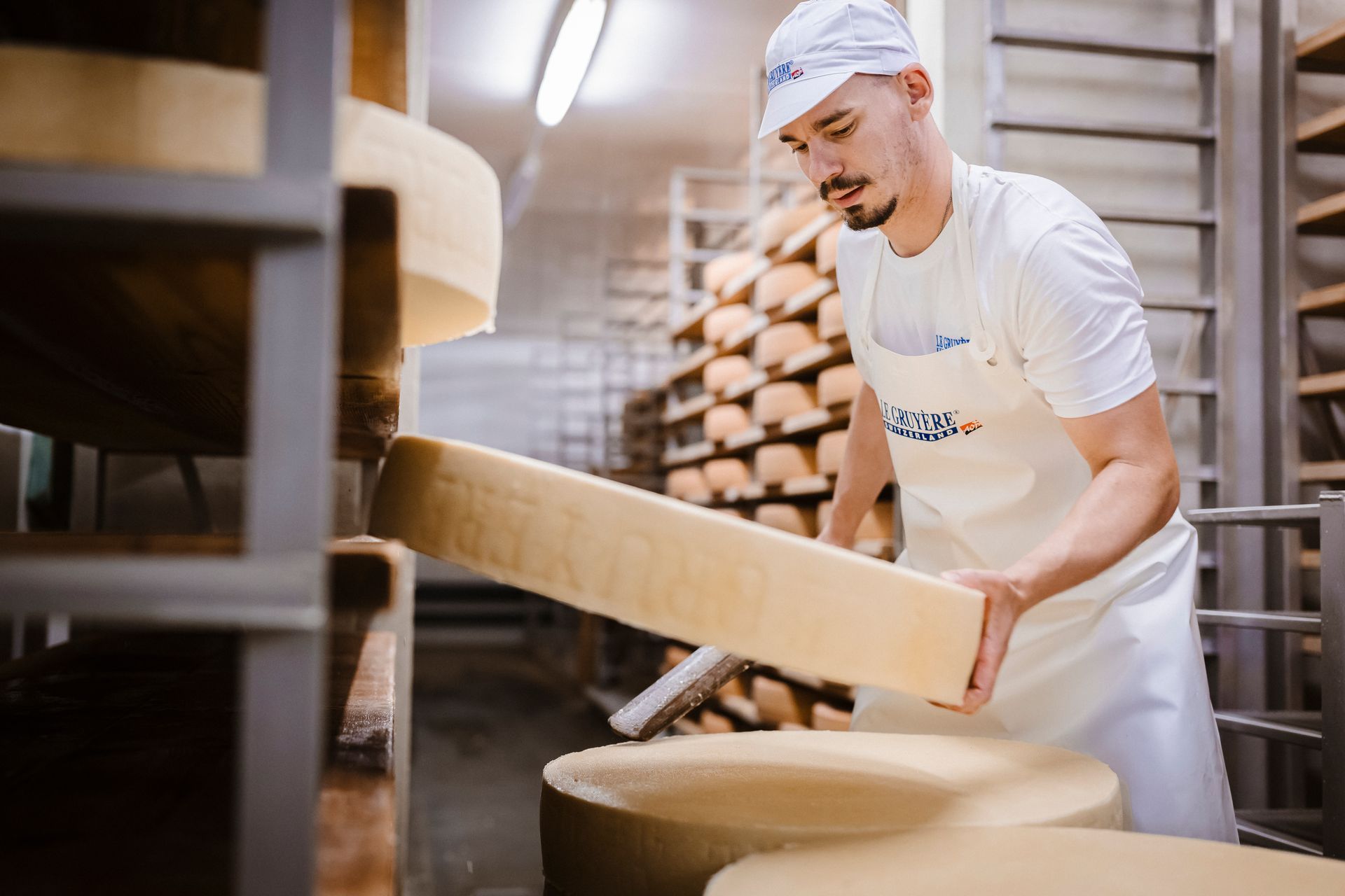 Bidons à lait métalliques remplis de crème ou de lait, vus du dessus