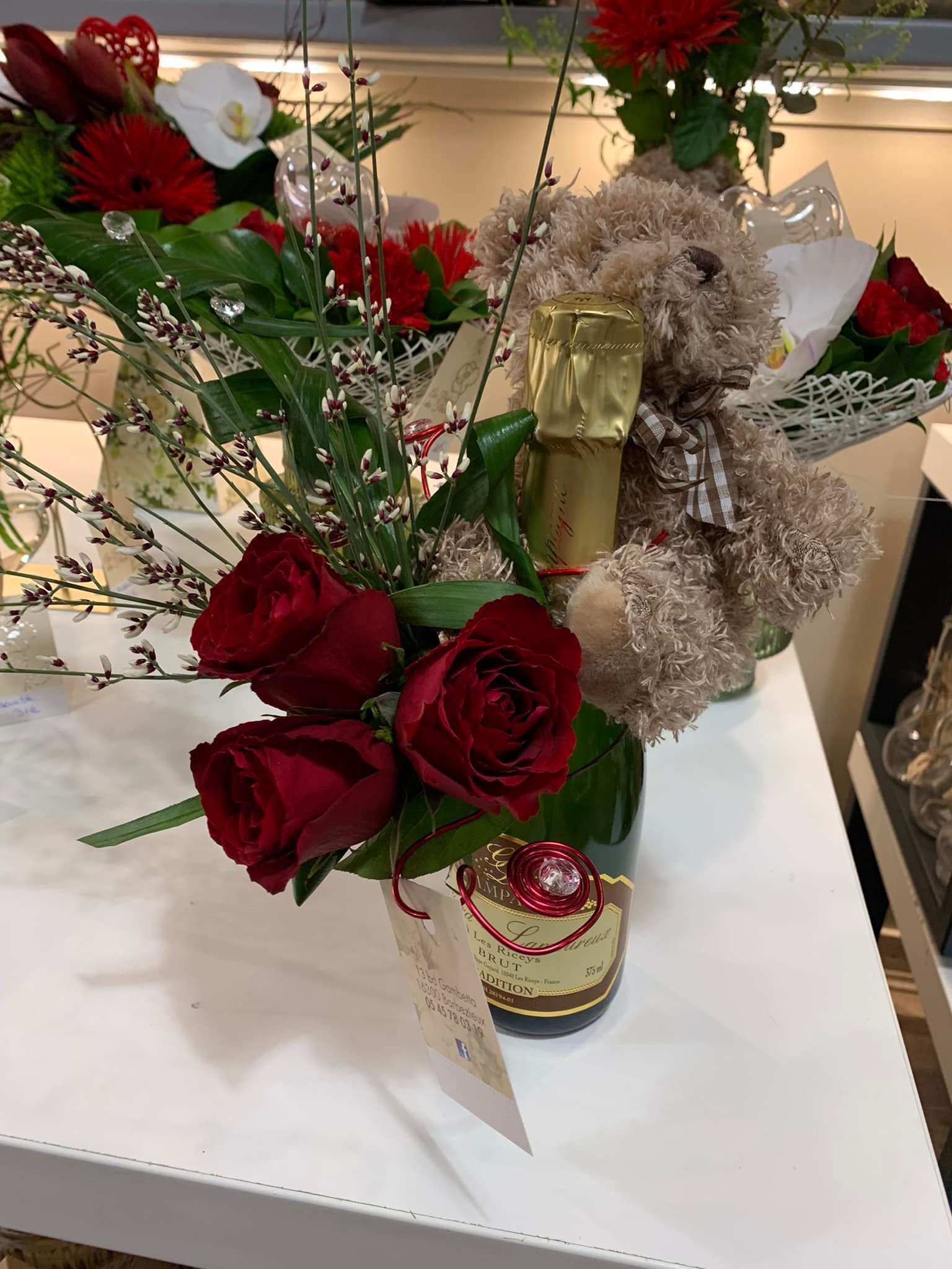 Composition florale avec des roses