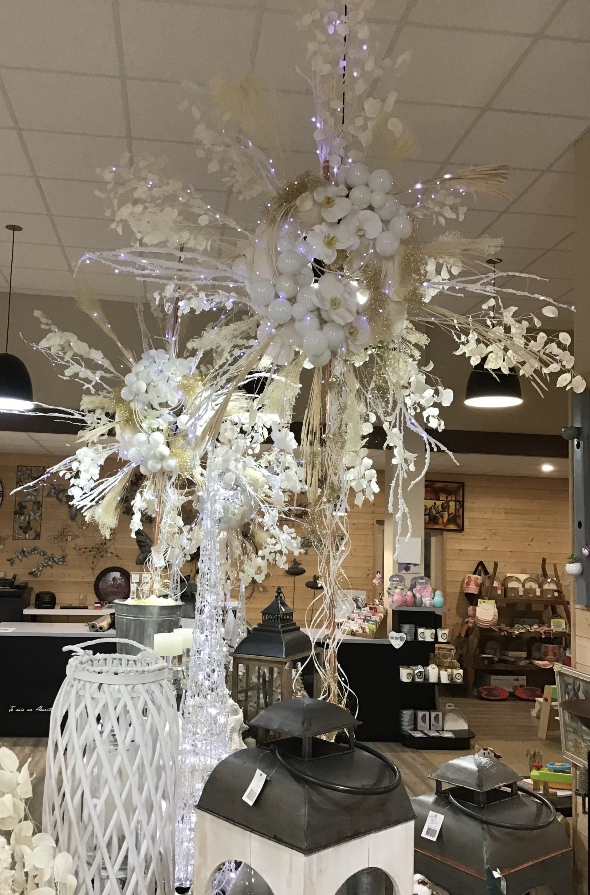 Meubles et fleurs blanches