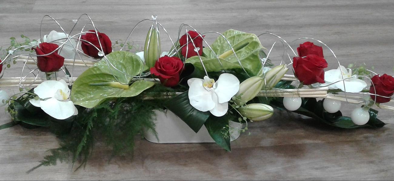 Petit panier de fleurs rouges et blanches