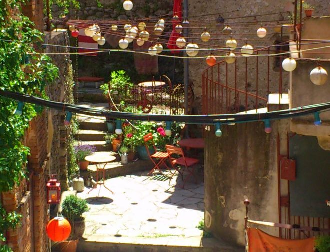 cour au soleil copie.jpg