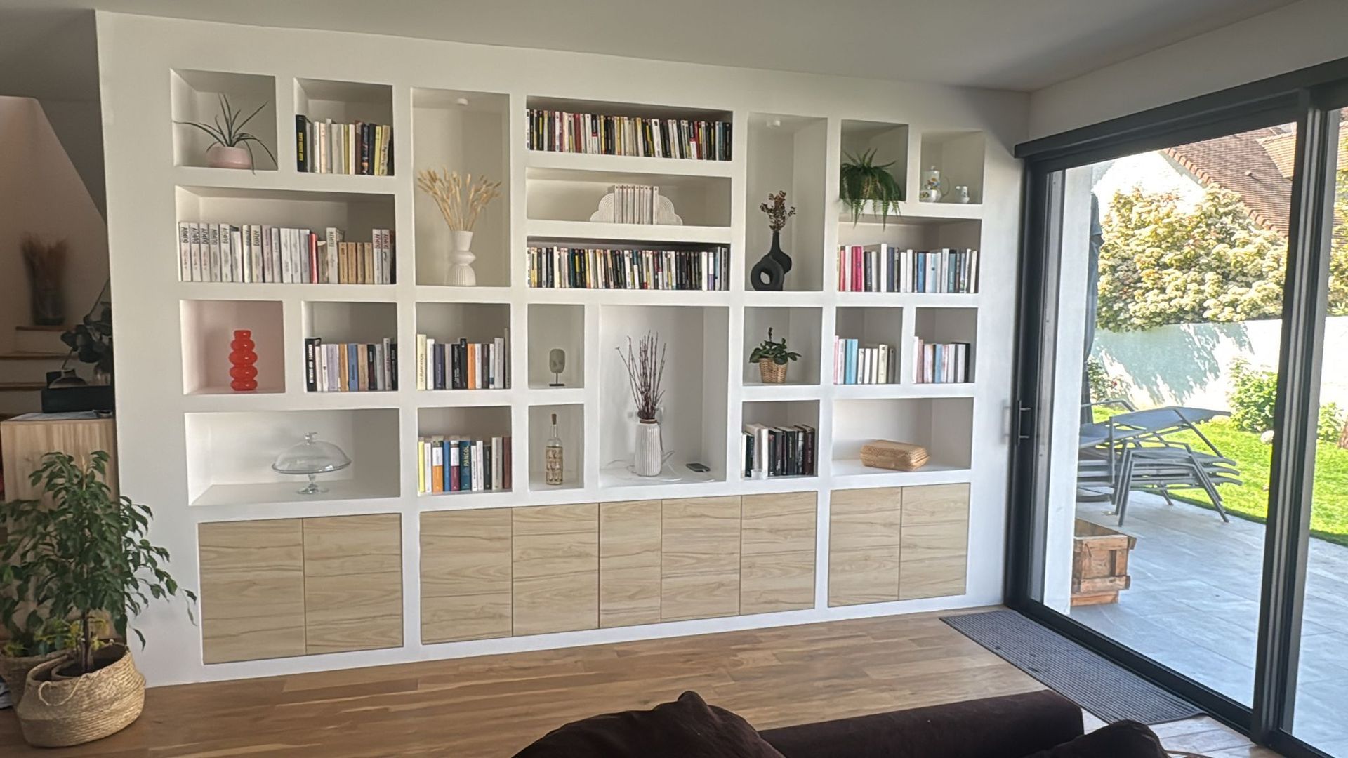 Des étagères blanches encastrées.