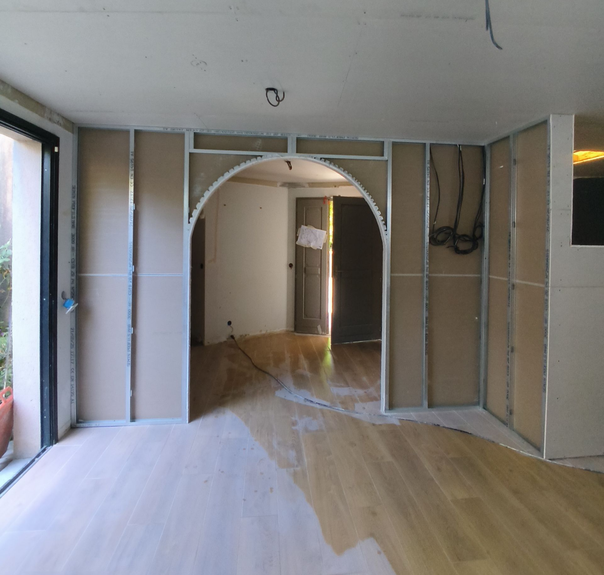 Ouverture en arche avec isolation apparente