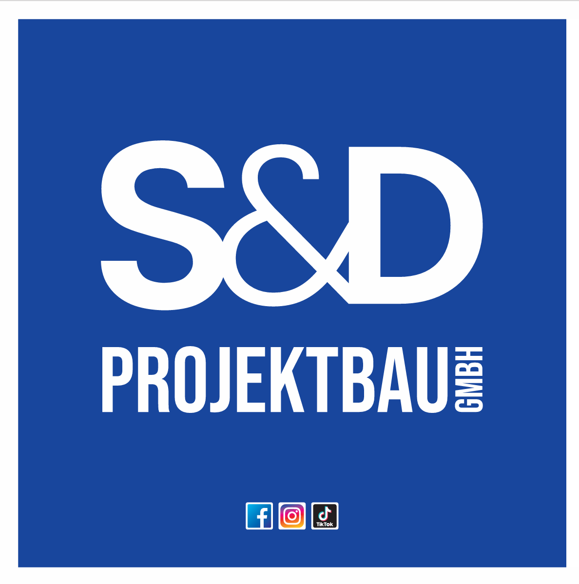 Logo der S&D Projektbau GmbH mit wei&szlig;er Schrift auf blauem Hintergrund. Social-Media-Icons am unteren Rand.