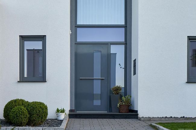 Hausfront mit moderner Tür und Fenster Hausfront mit moderner Tür und Fenster