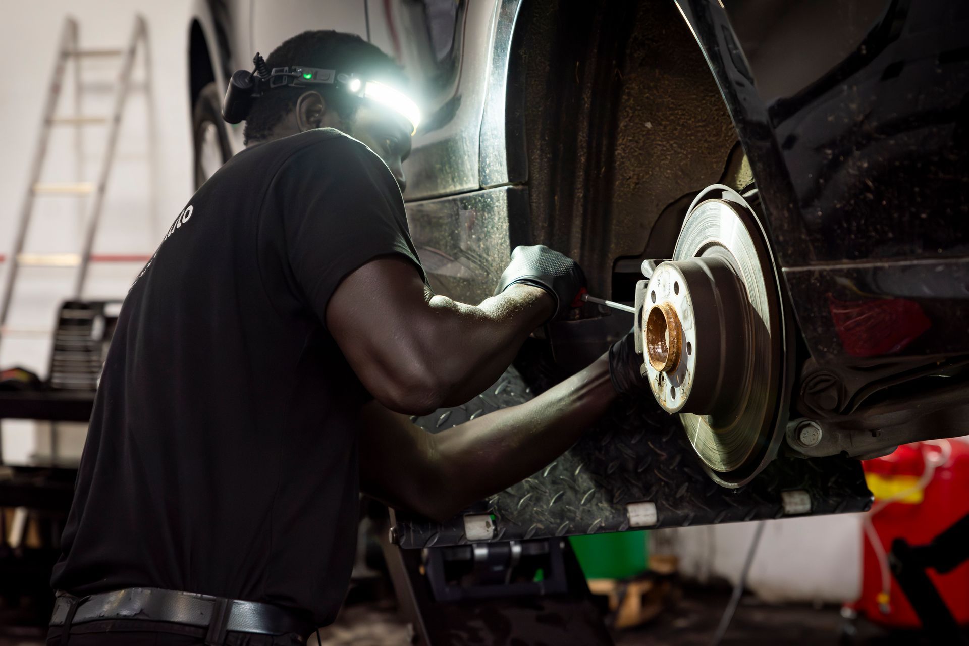 Garagiste qui change les plaquettes de frein d'une voiture