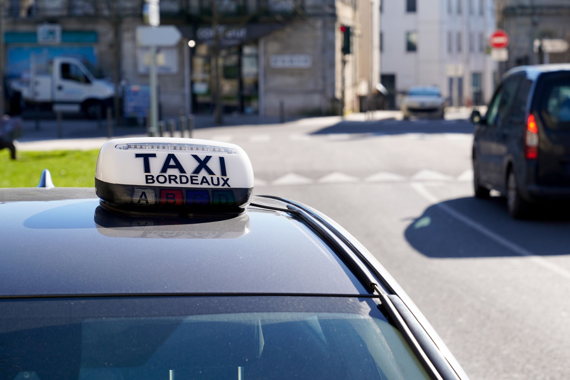 Toit d'un taxi bordelais