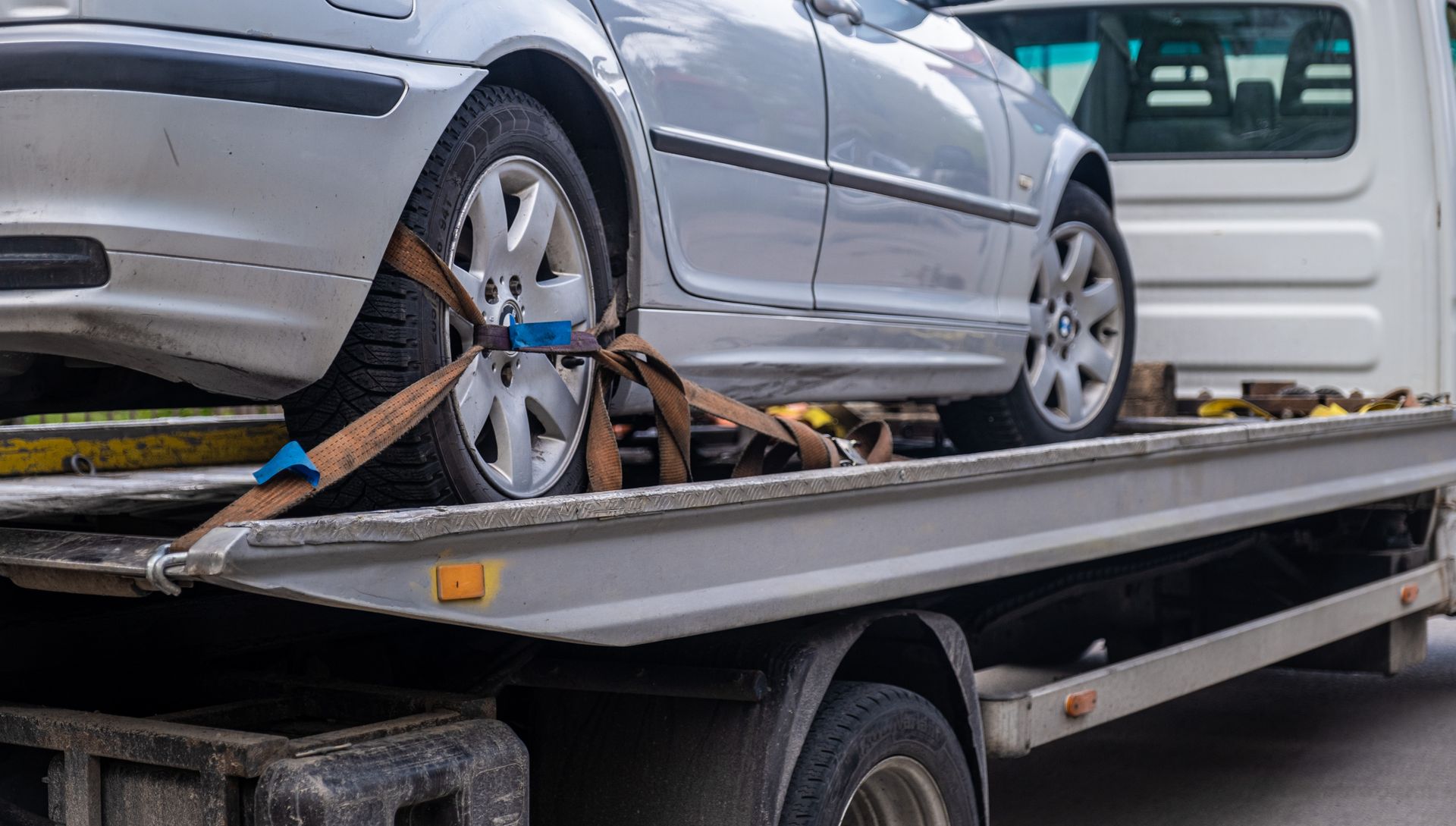 Voiture sanglée sur un camion de dépannage