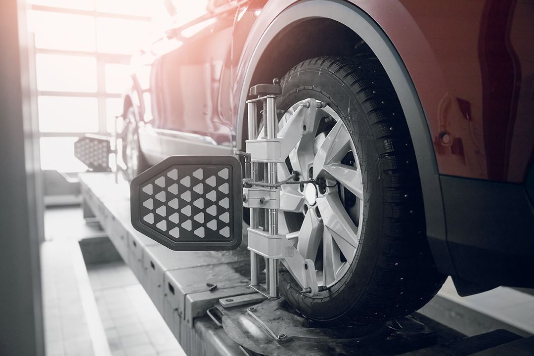 Gros plan d'une voiture pour le réglage du parallélisme des roues